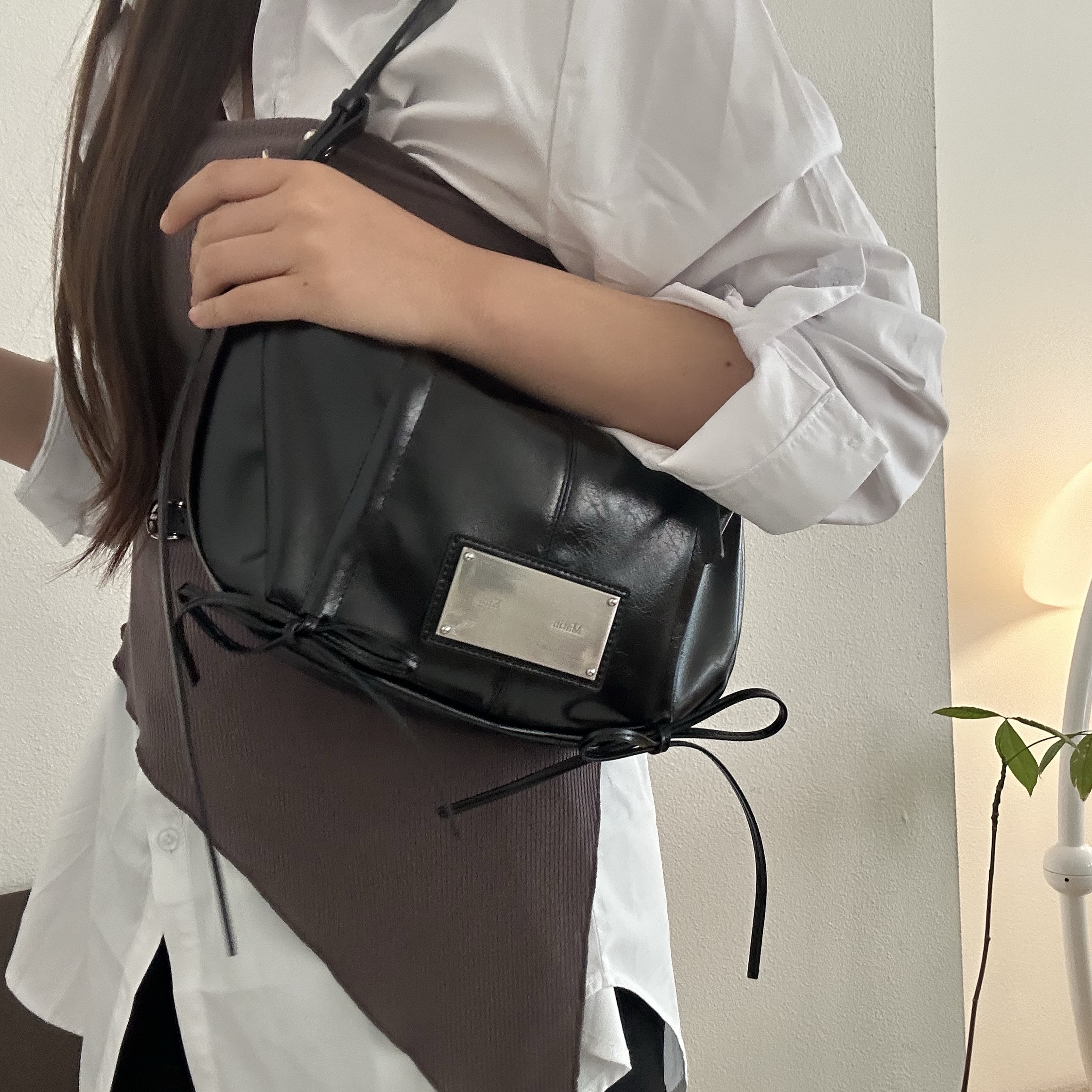 Matin Kim Half Shirring Ribbon Round Bag Black 착용 스타일