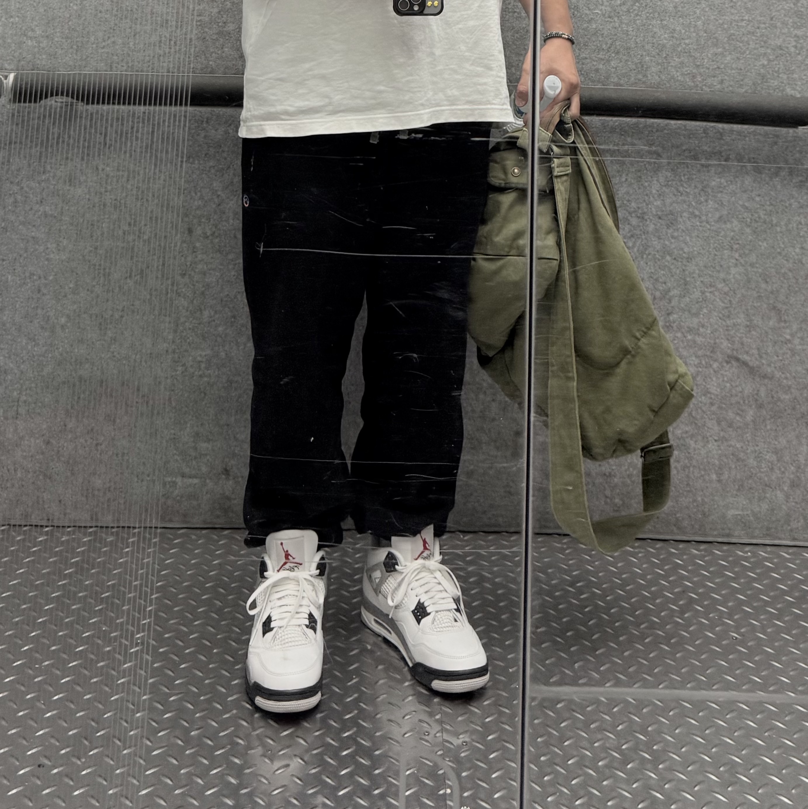 Jordan 4 Retro OG White Cement 2025 착용 스타일 - 3