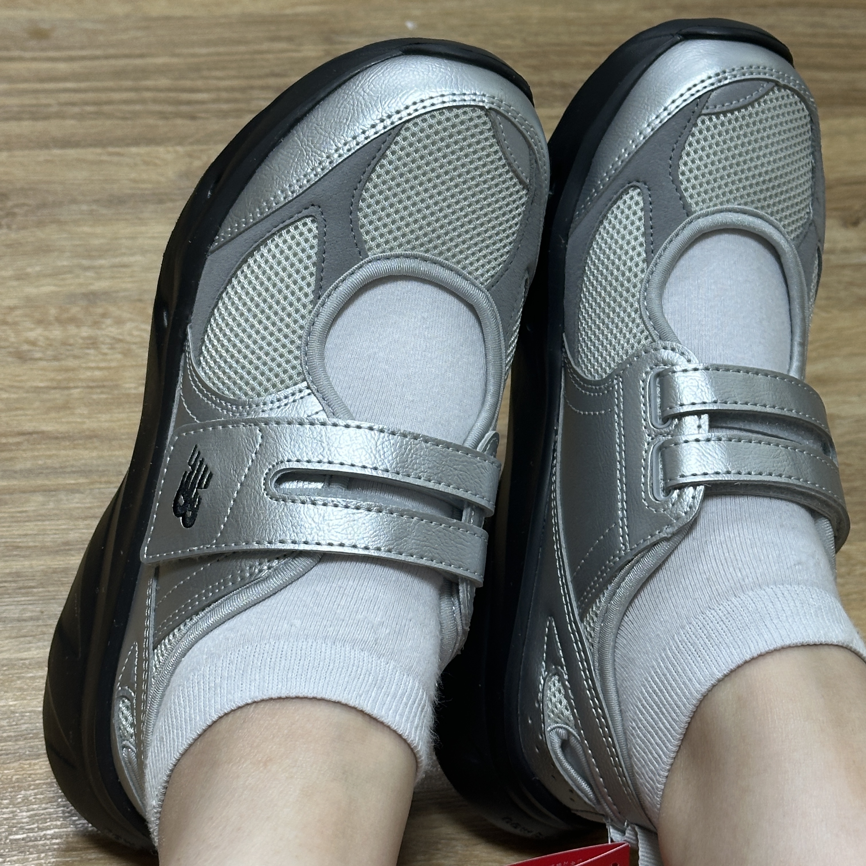 (W) New Balance Breeze SD2202 Metalic Silver 착용 스타일