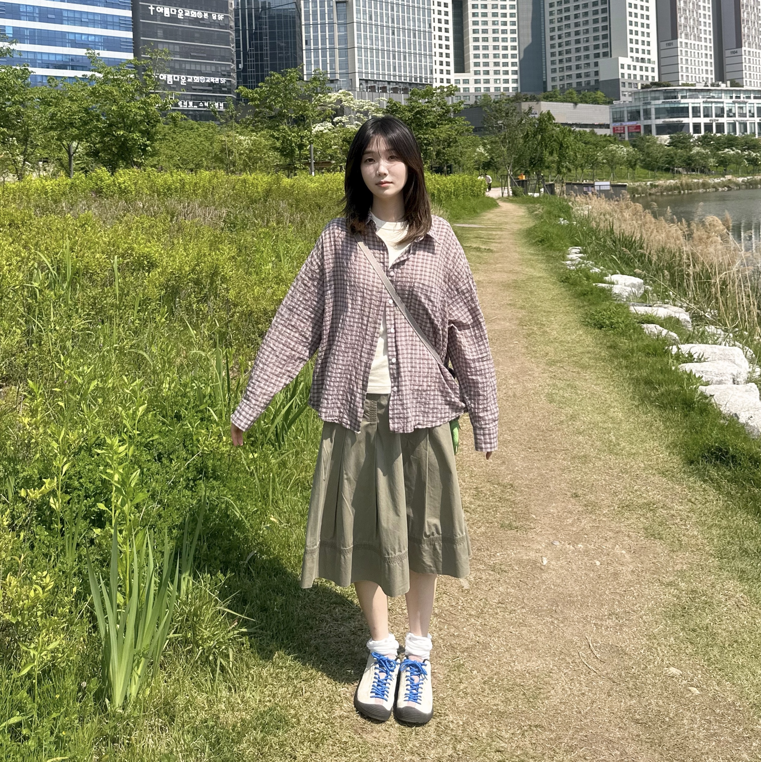 (W) Keen Jasper Suede Sneakers Birch Fawn 착용 스타일 - 1