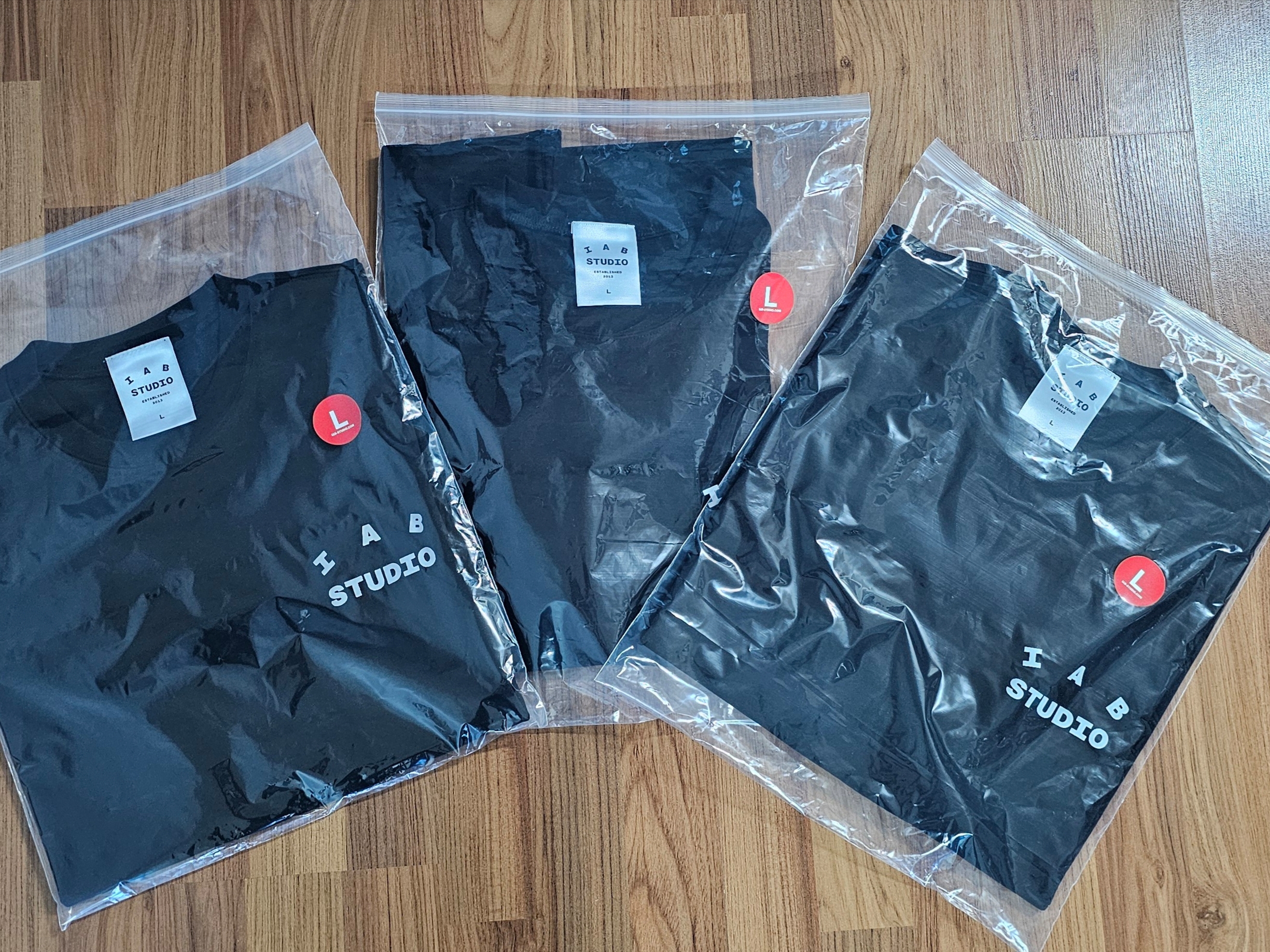 IAB Studio Basic T-Shirt Black White 착용 스타일