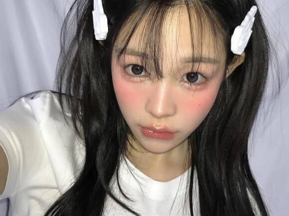 [KREAM 단독] Miuki Lumiel_00 Wing Hair Clip White 2ea/set 착용 스타일