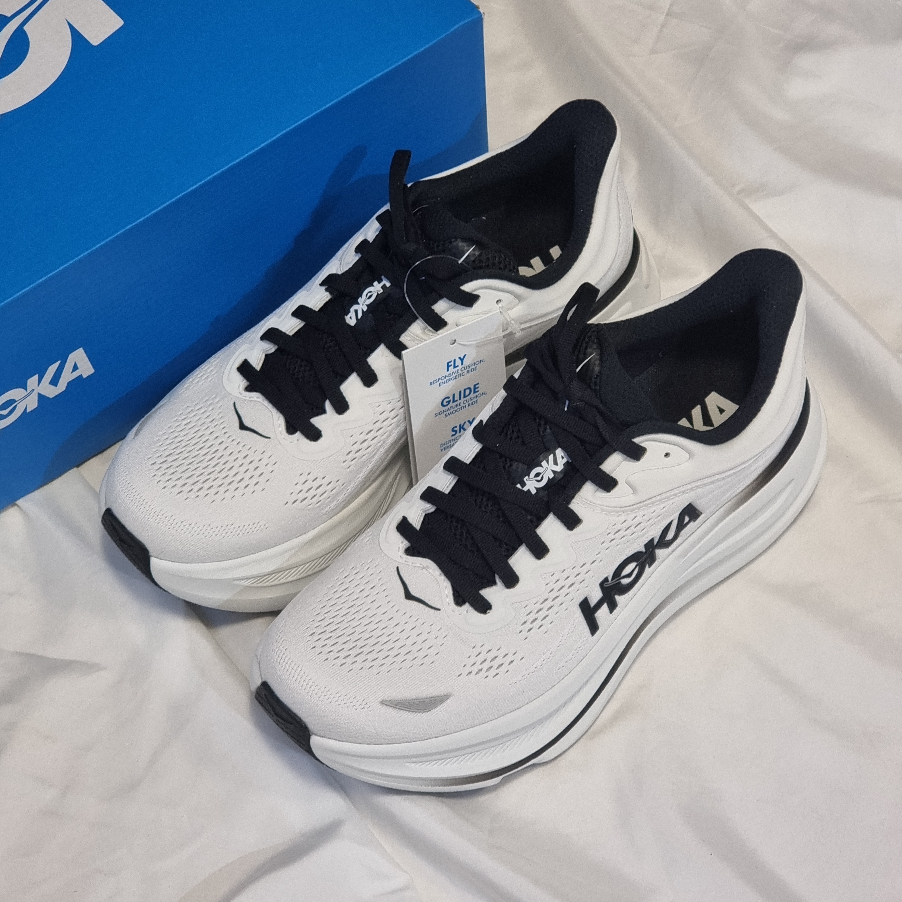 Hoka Bondi 9 White Black 착용 스타일