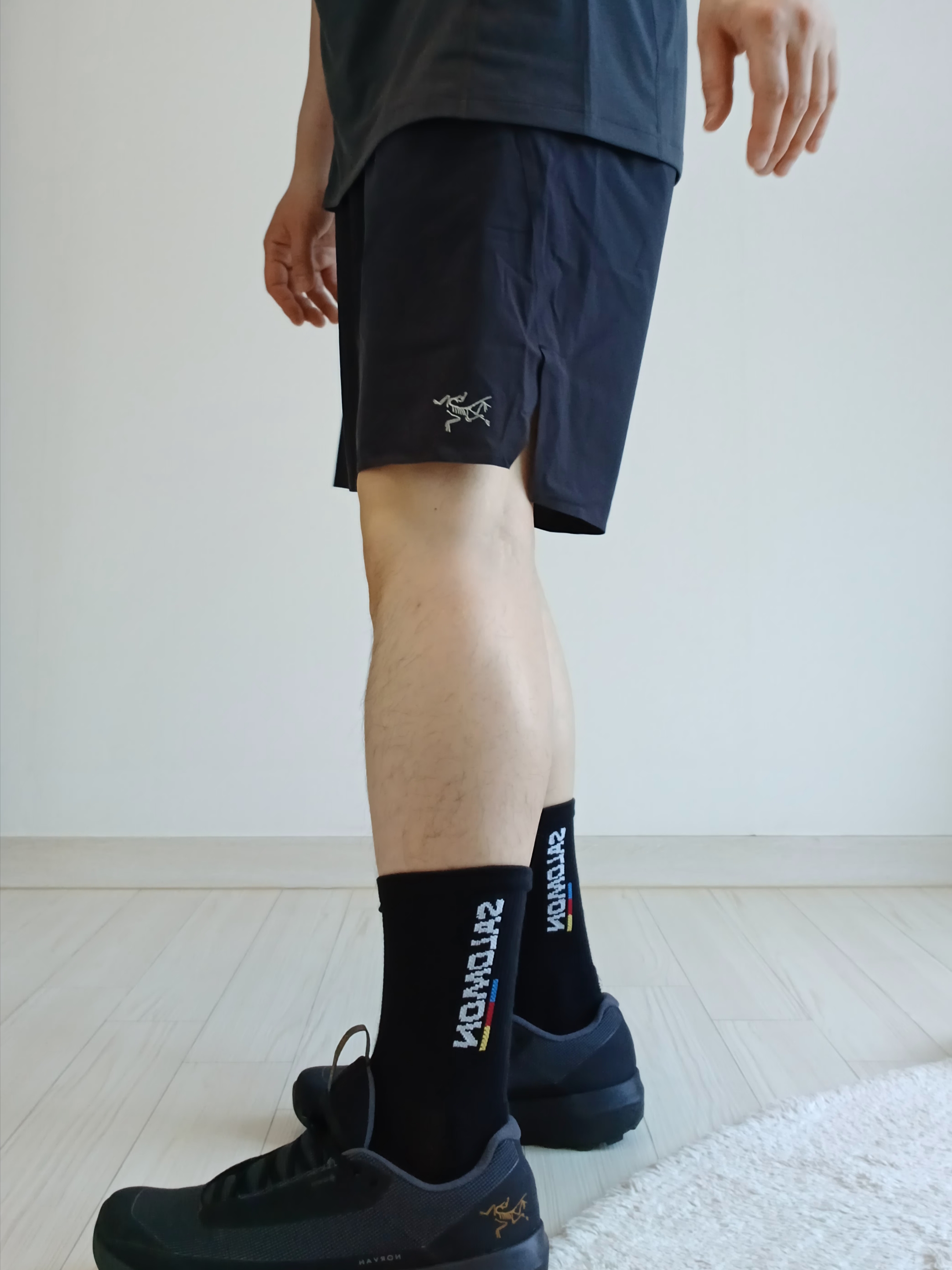 Arc'teryx Motus Arcword Crew SS T-Shirt Black Heather, Arc'teryx Norvan Liner 7 Inch Shorts Black 착용 스타일 - 1