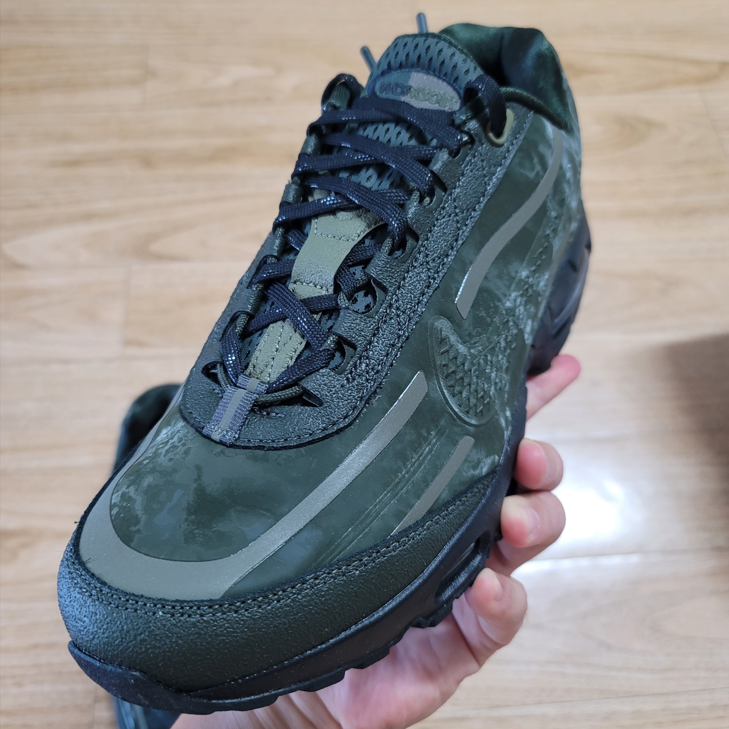 Nike x Worksout Air Max 95 Medium Olive and Sequoia 착용 스타일