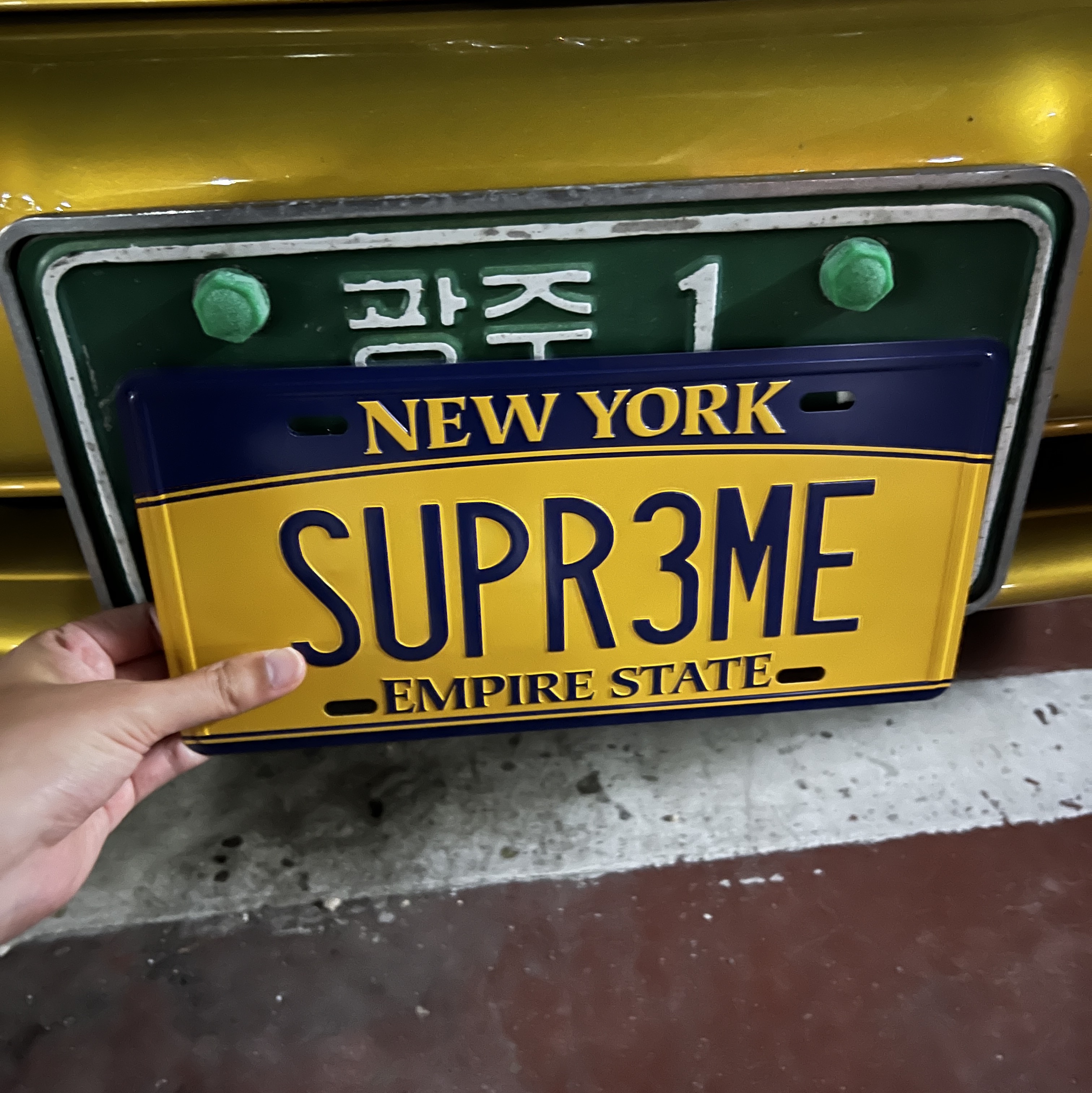 Supreme License Plate Multicolor - 25SS 착용 스타일
