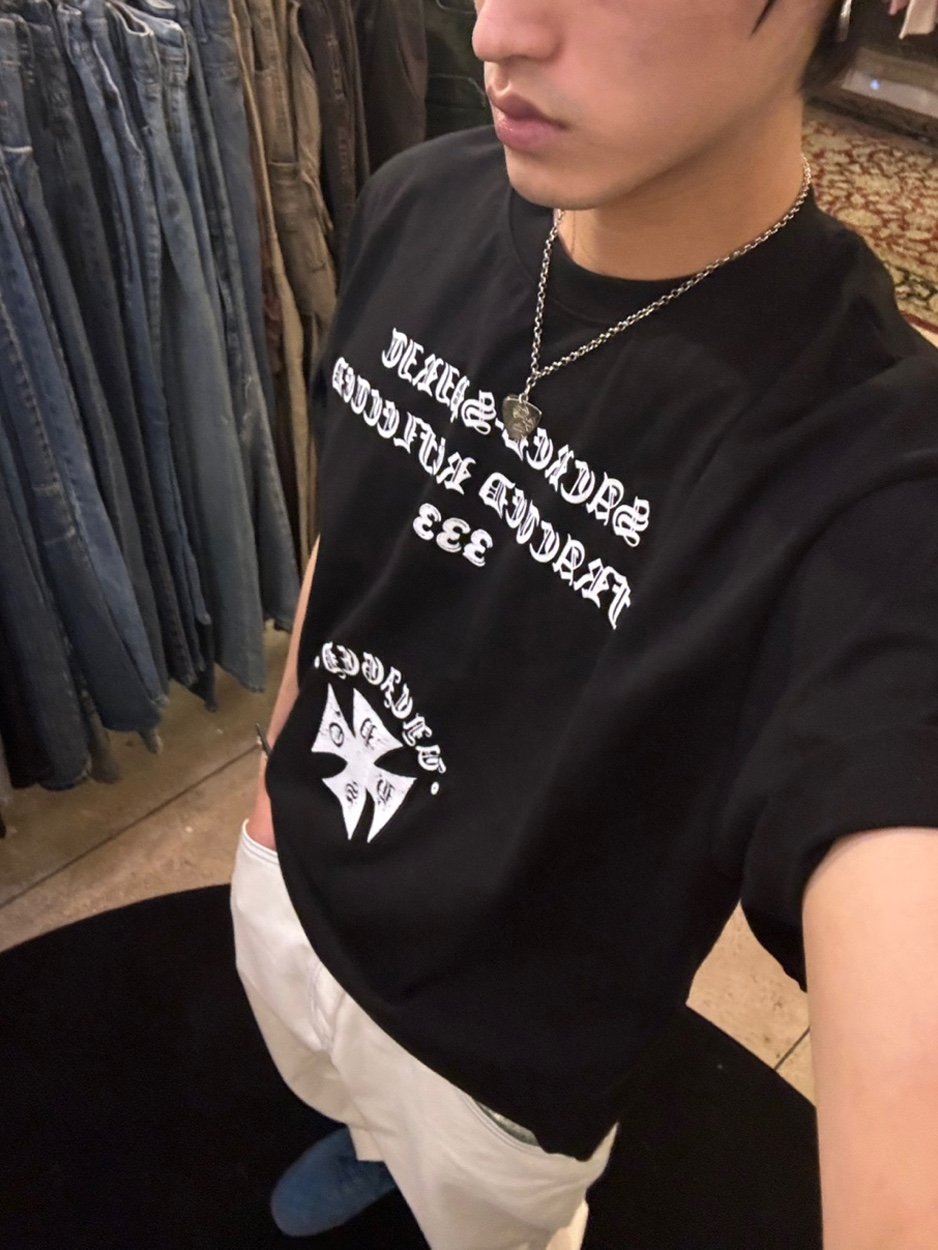 PHOS333 Uncaged Slogan T-Shirt Black, PHOS333 Uncaged Slogan T-Shirt White 착용 스타일 - 2