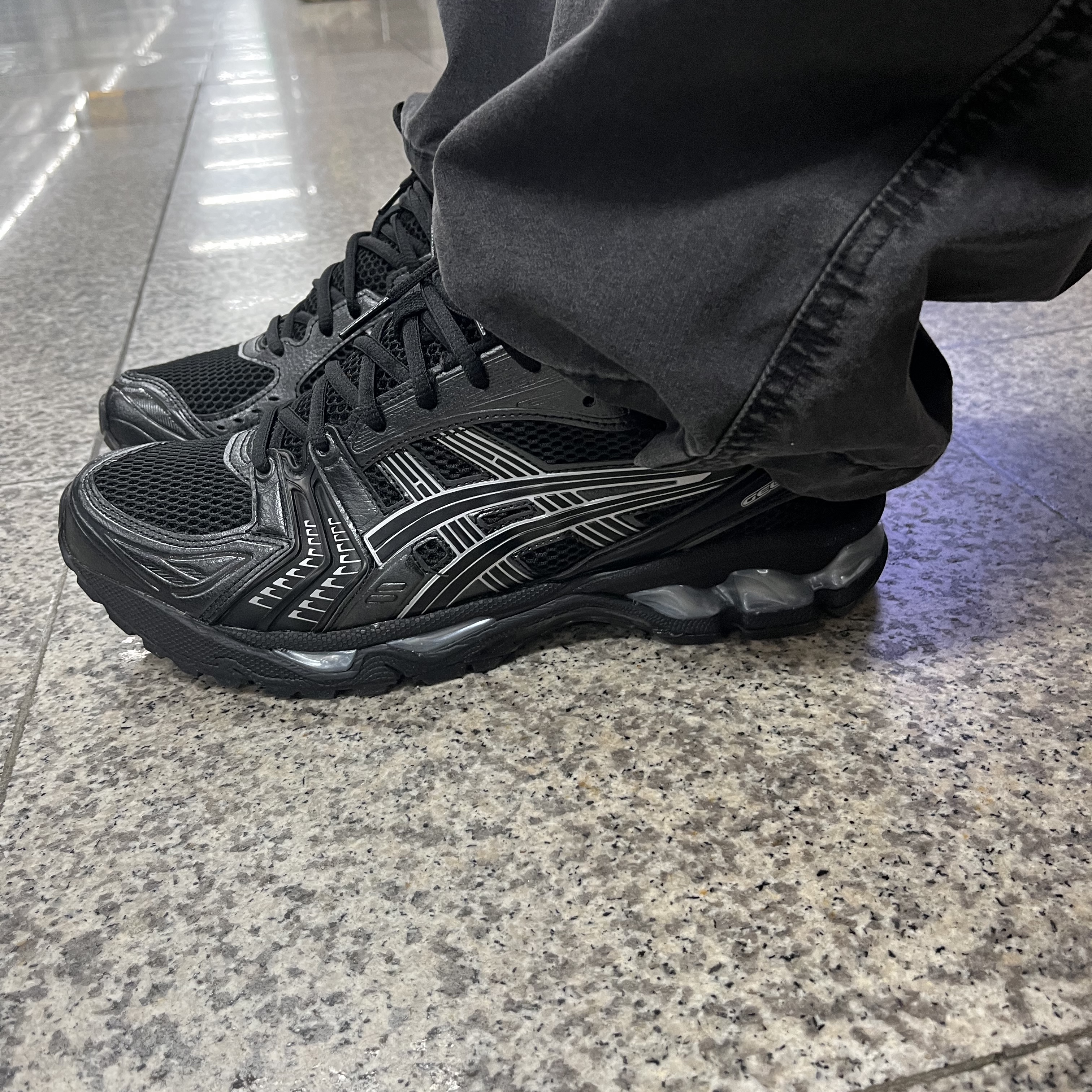 Asics Gel-Kayano 14 Black Pure Silver 착용 스타일 - 2
