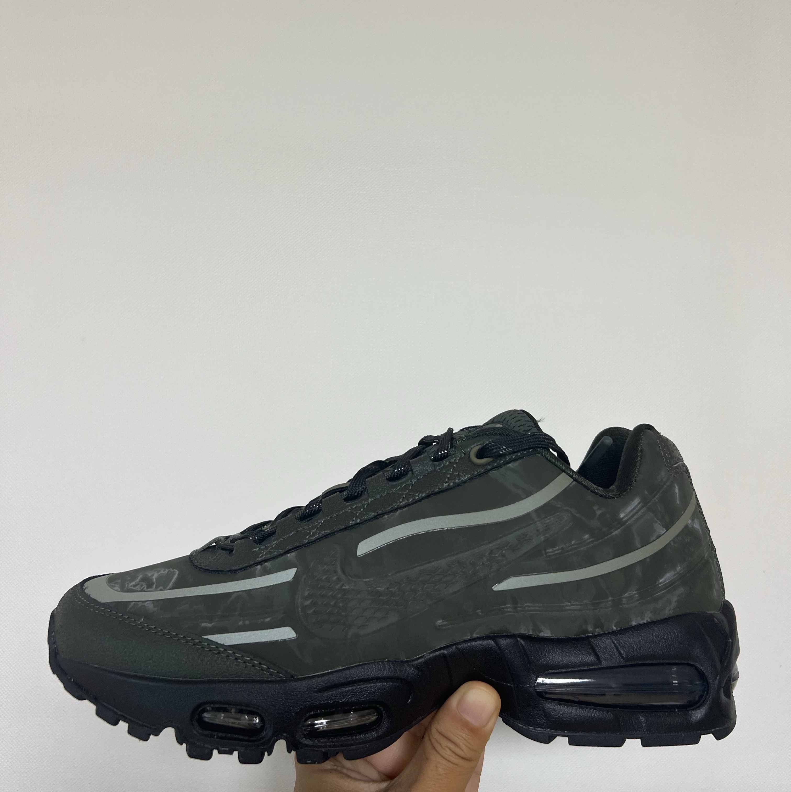 Nike x Worksout Air Max 95 Medium Olive and Sequoia 착용 스타일 - 1