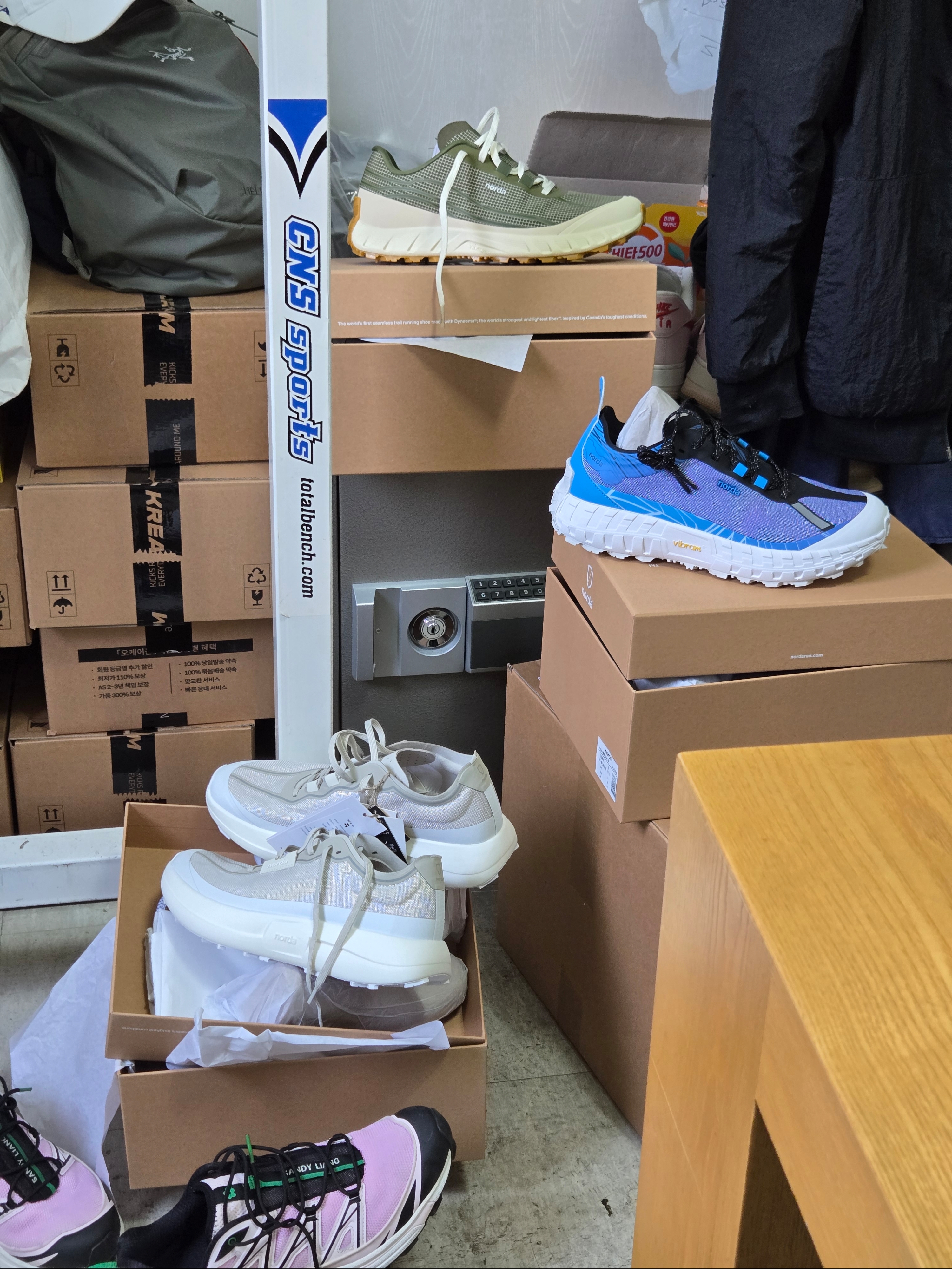 Norda x Ray Zahab 001 Azure Blue, Salomon x Sandy Liang XT-6 Expanse Cradle Pink 착용 스타일