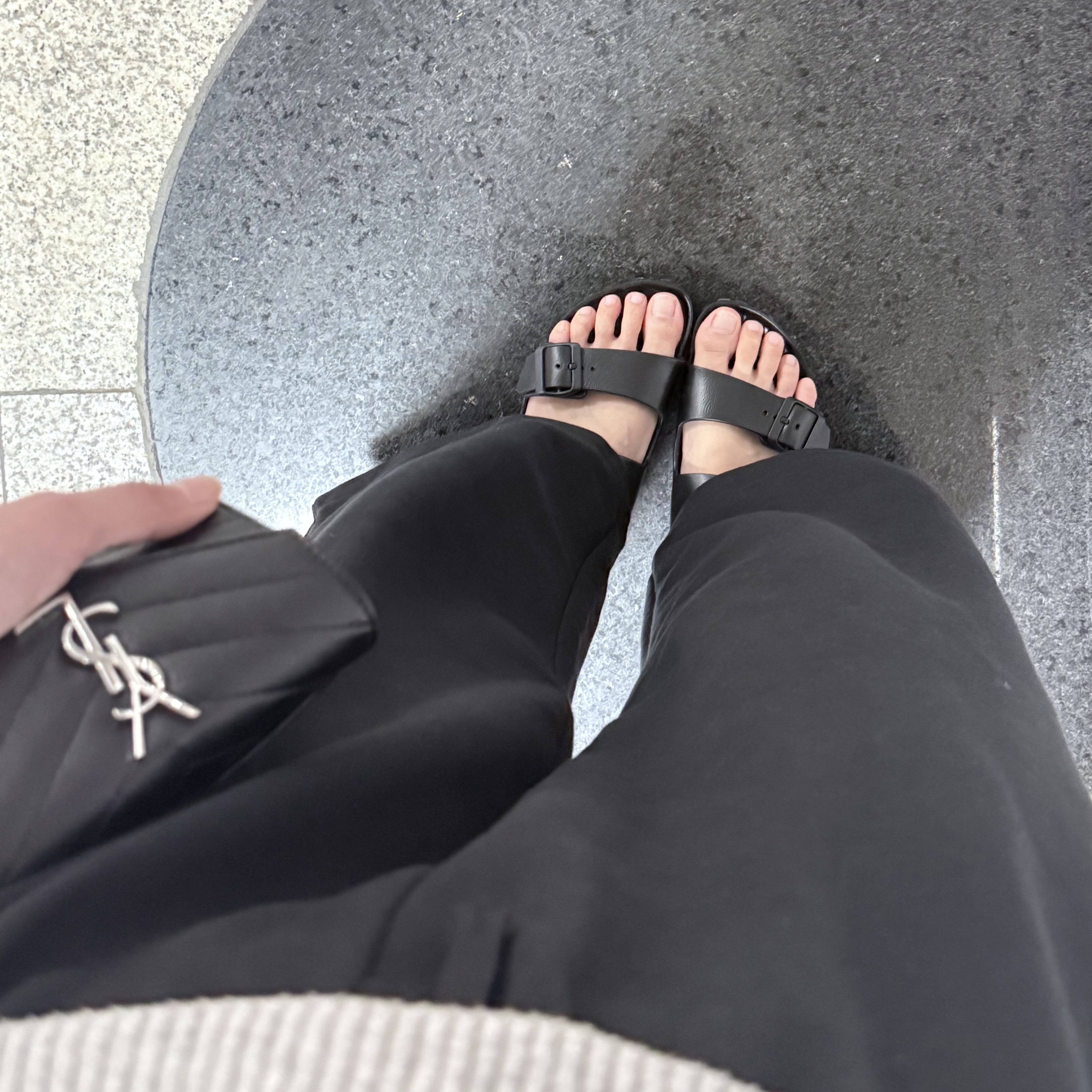 Birkenstock Arizona Essentials Eva Black - Narrow, Saint Laurent Cassandre Matelasse Small Envelope Wallet in Grain de Poudre Embossed Leather Black Silver 착용 스타일 - 1