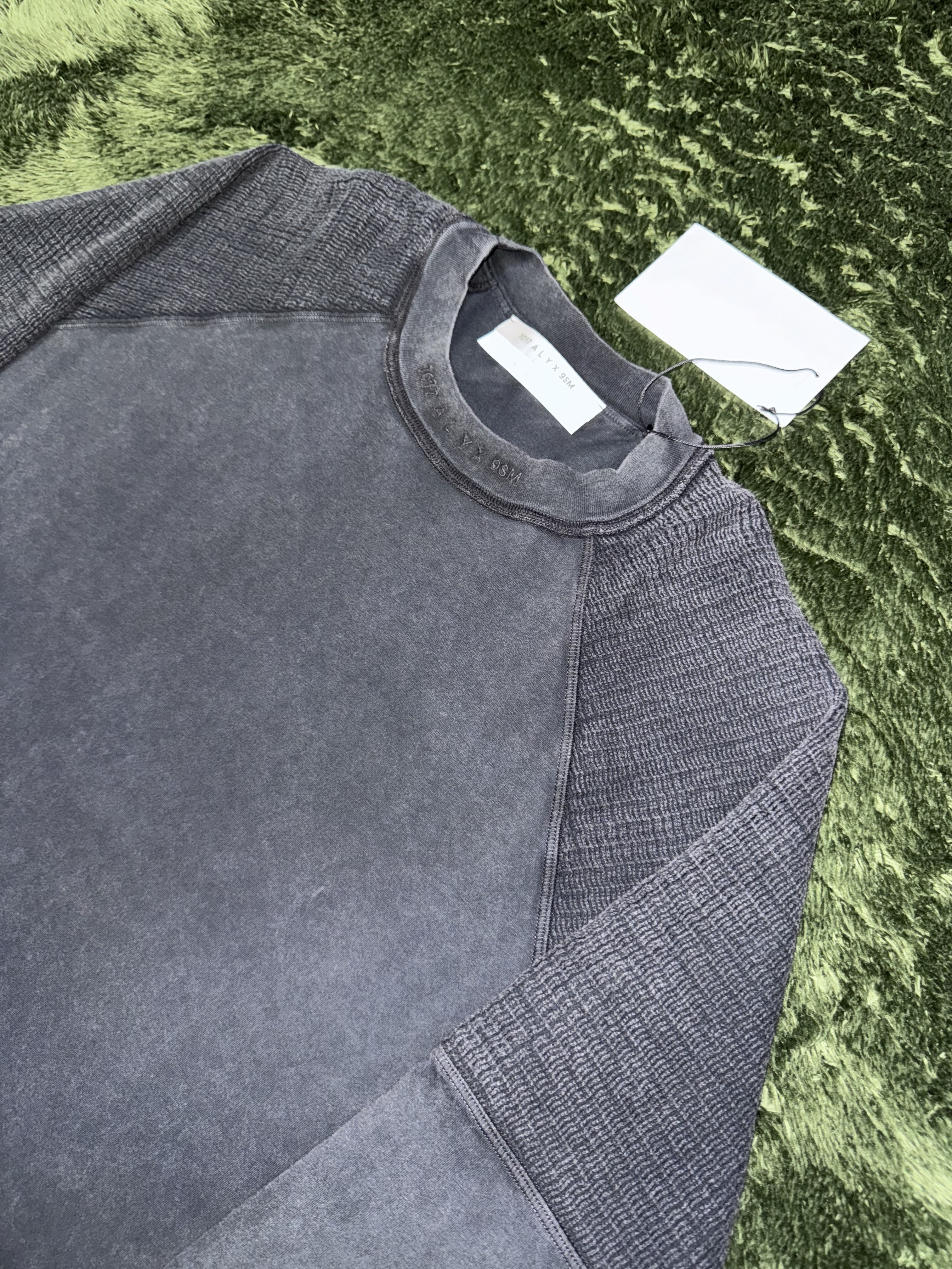 1017 Alyx 9SM Mesh Shoulder Long Sleeve T-Shirt Washed Black 착용 스타일 - 2