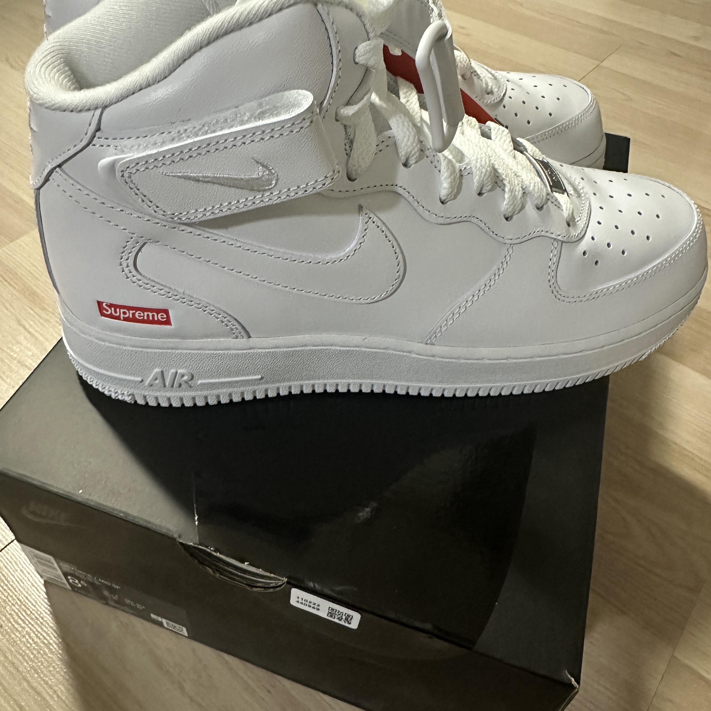 Nike x Supreme Air Force 1 Mid White 착용 스타일 - 2