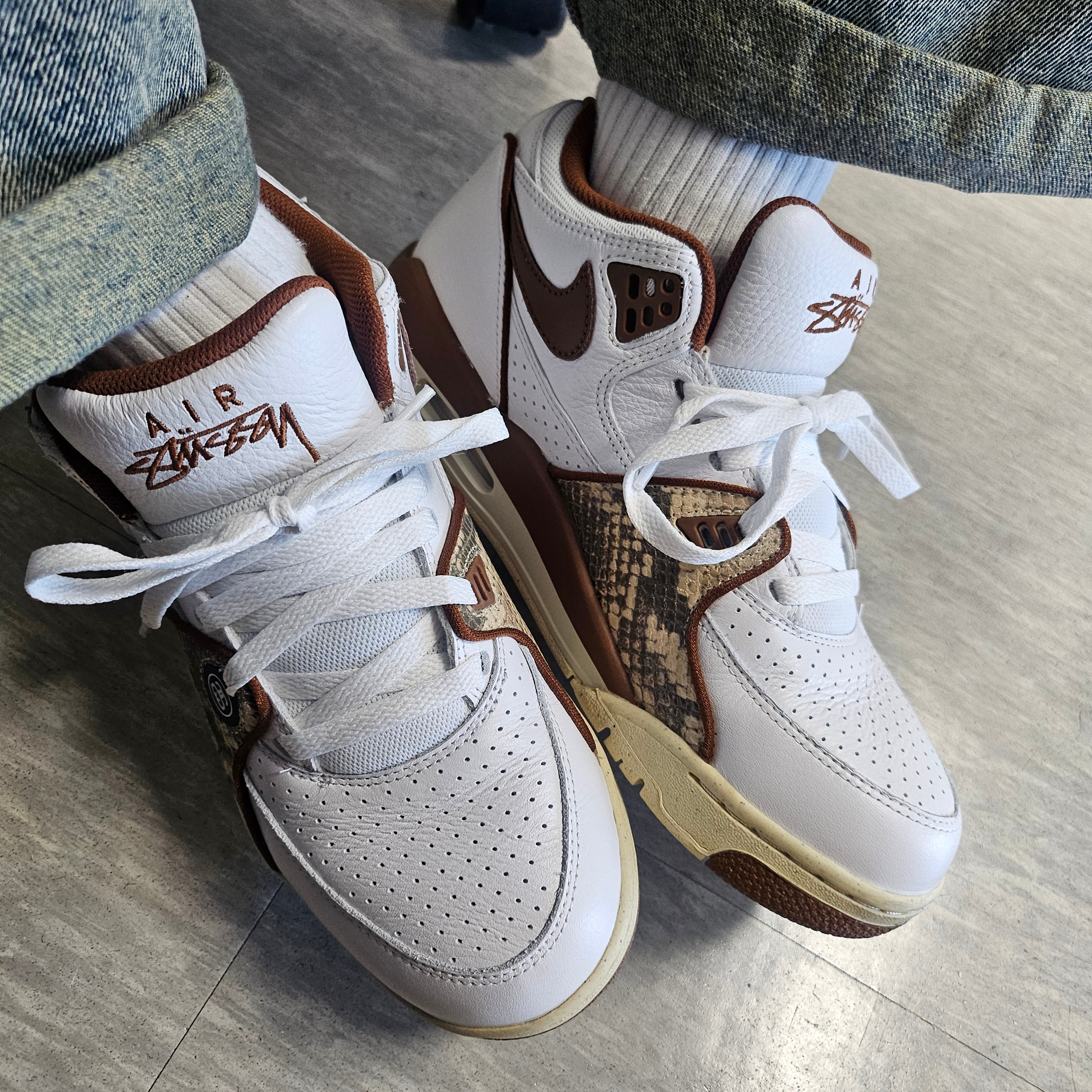 Nike x Stussy Air Flight 89 Low White and Pecan 착용 스타일 - 1
