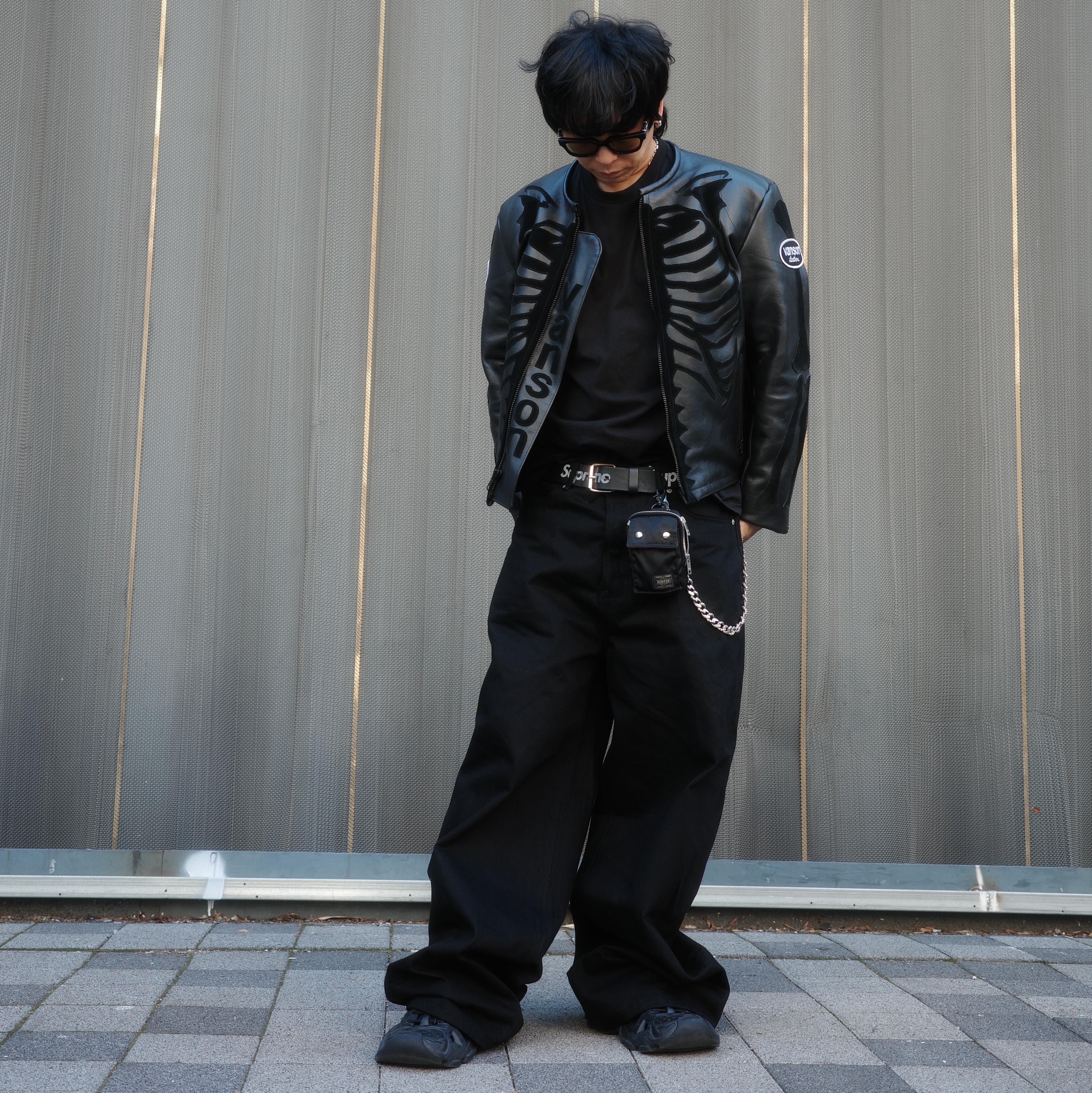 Supreme Repeat Leather Belt Black, Porter Tanker Pouch Black 착용 스타일