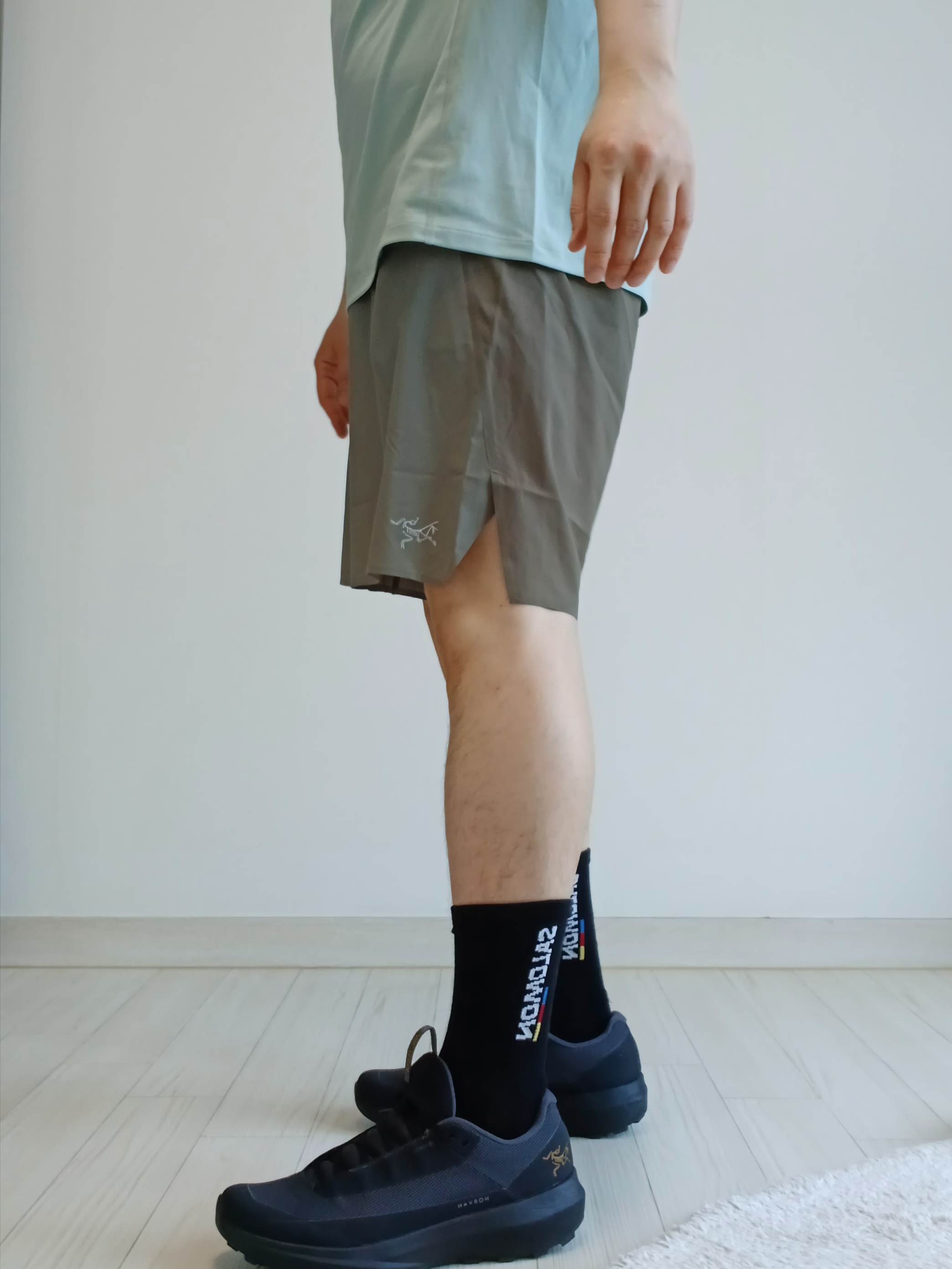 Arc'teryx Motus Arcword Crew SS T-Shirt Stone Green Heather, Arc'teryx Norvan Liner 7 Inch Shorts Forage Tatsu 착용 스타일 - 1