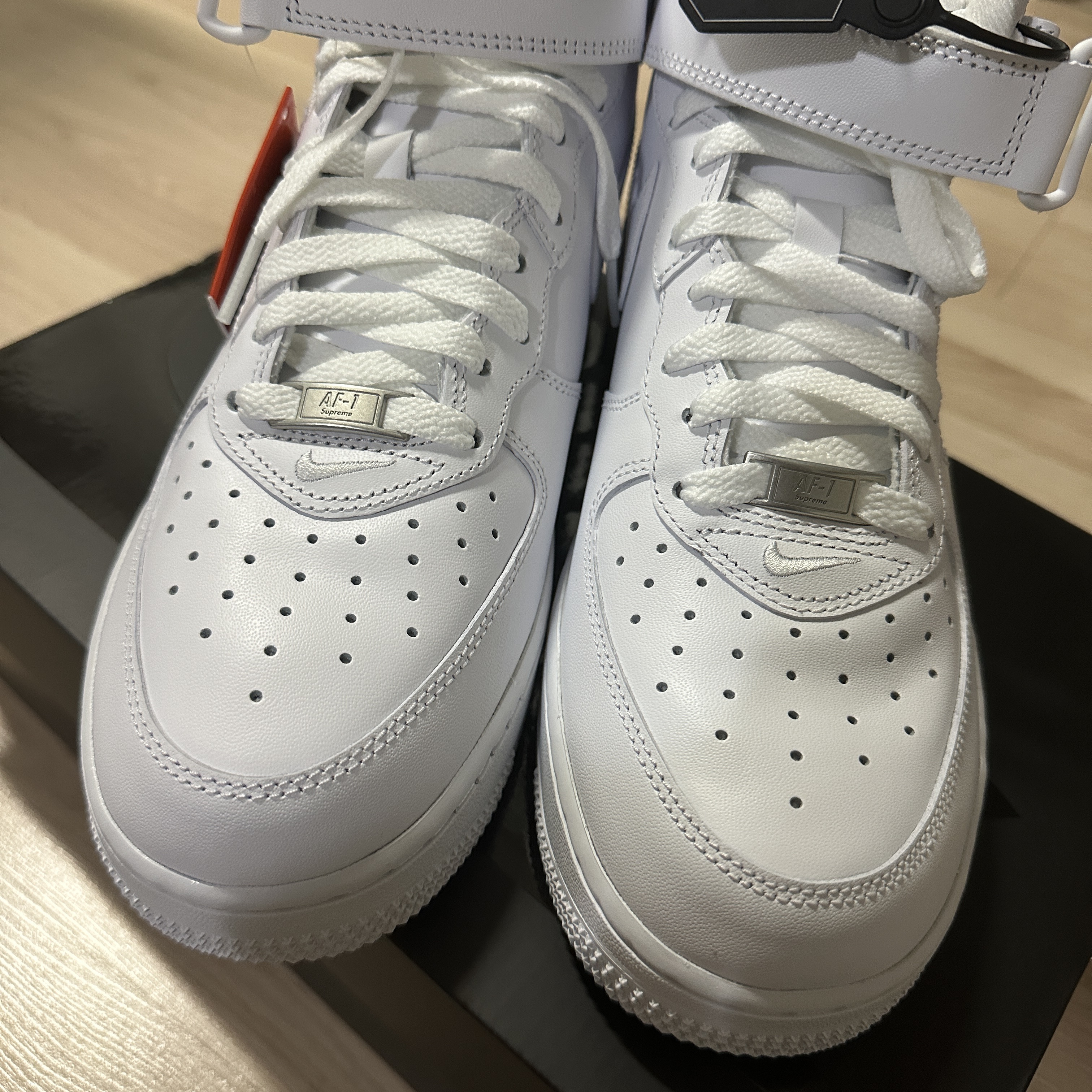 Nike x Supreme Air Force 1 Mid White 착용 스타일 - 1