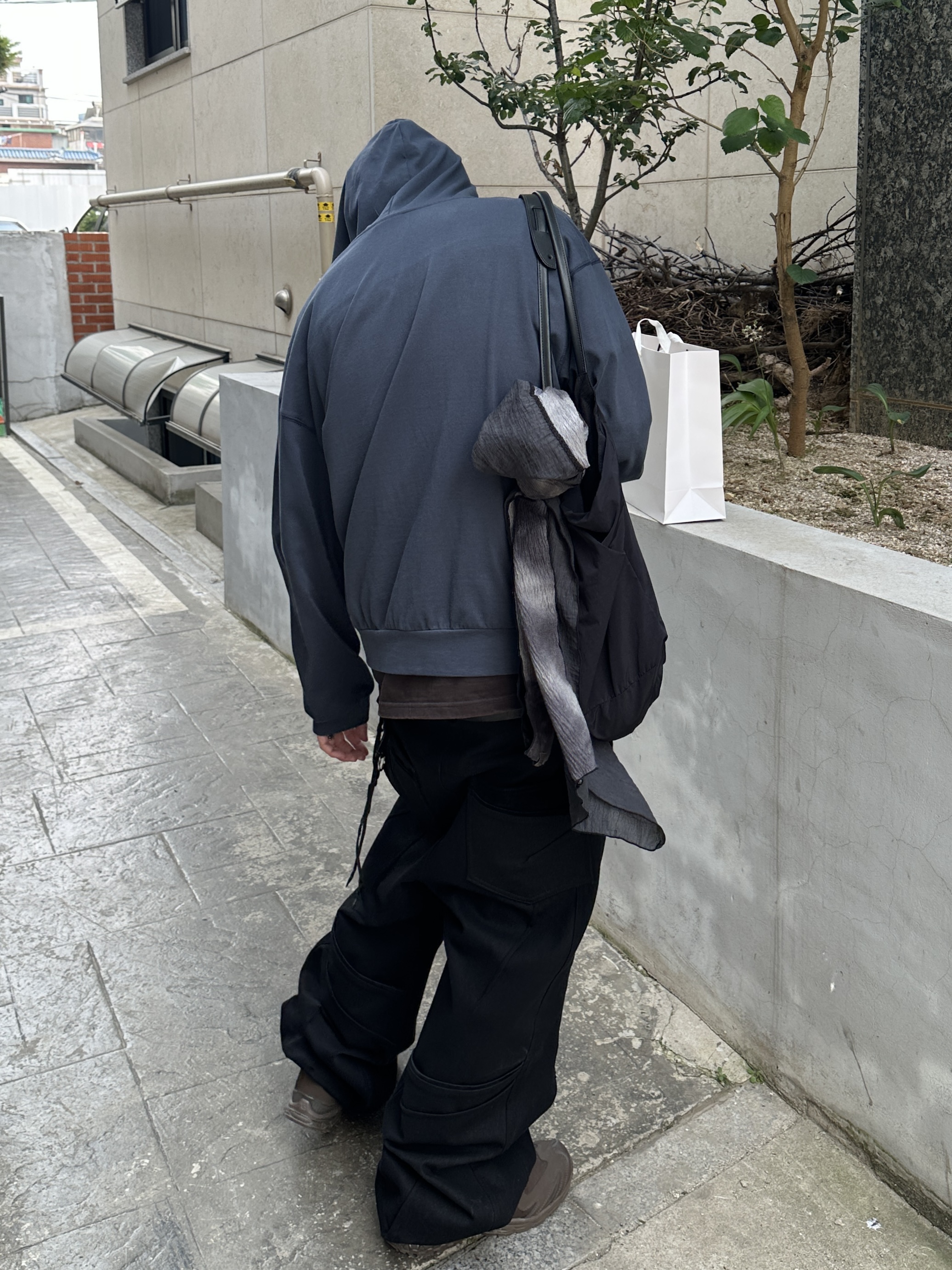 Xlim Xldia 01 Scarf Charcoal, Xlim Synopsis 01 Bag Black 착용 스타일 - 2
