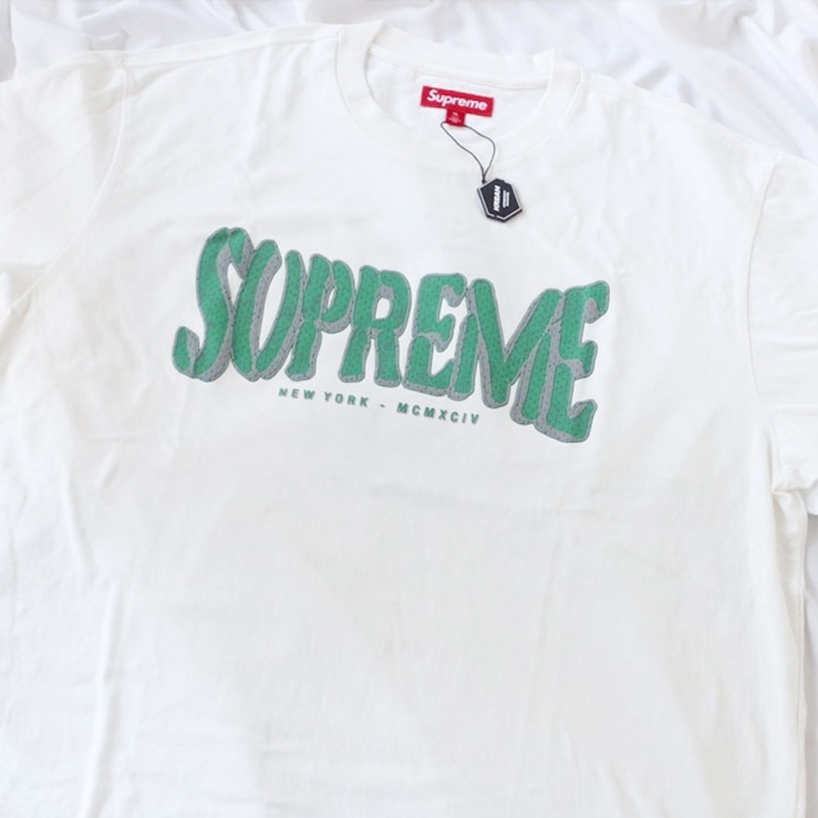 Supreme Flocked Washed S/S Top White - 25SS 착용 스타일 - 3