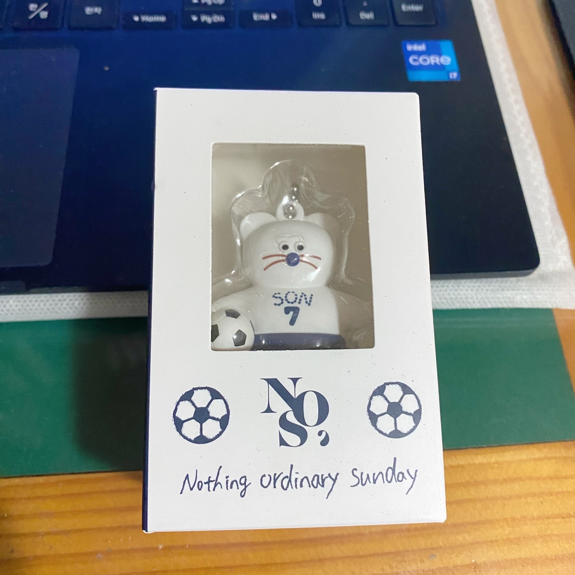 Monamhee x NOS7 SON.hee Figure Keyring Cream 착용 스타일