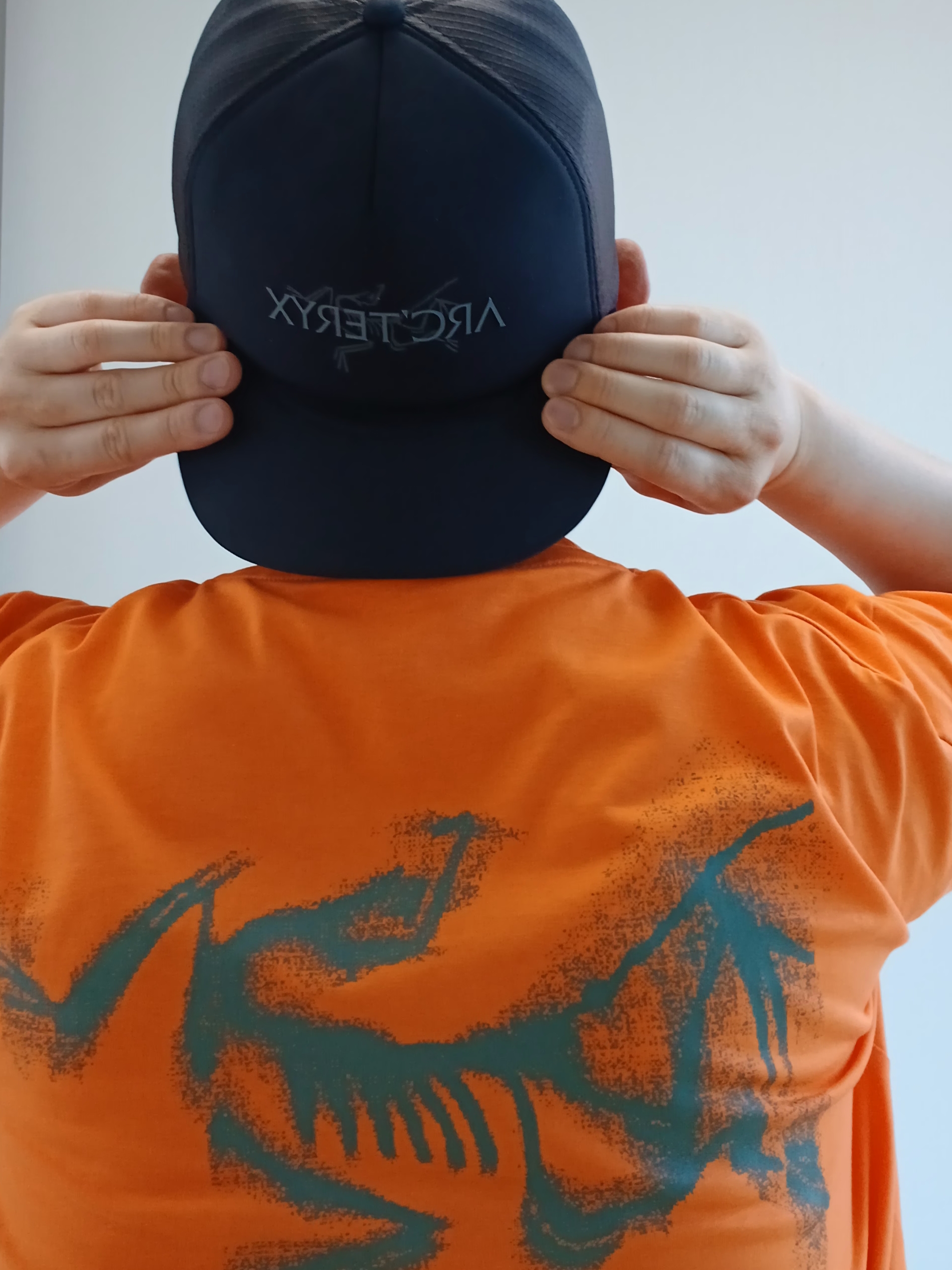 Arc'teryx Bird Word Trucker Hat Black Cloud, Arc'teryx Kragg SL Cotton Blurred Bird SS T-Shirt Verve Forage 착용 스타일 - 2