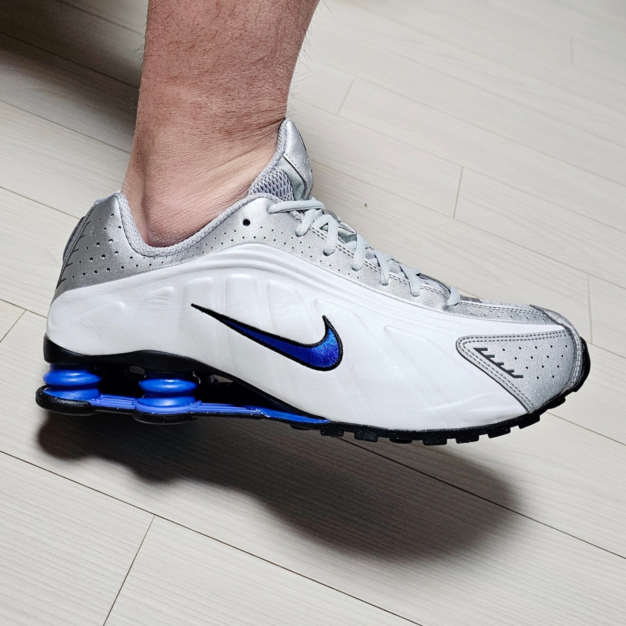 Nike Shox R4 White Racer Blue 착용 스타일