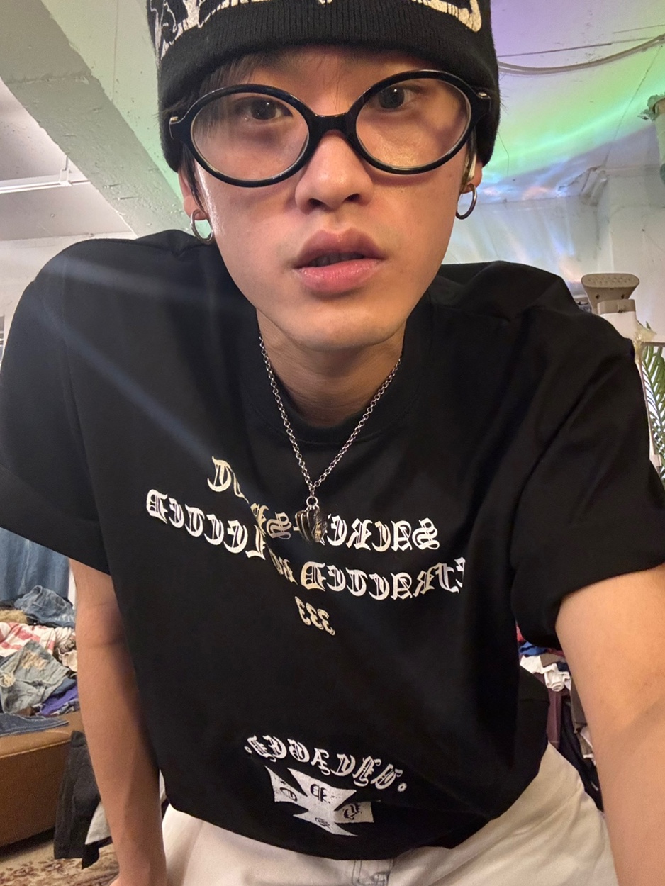PHOS333 Uncaged Slogan T-Shirt Black, PHOS333 Uncaged Slogan T-Shirt White 착용 스타일 - 3