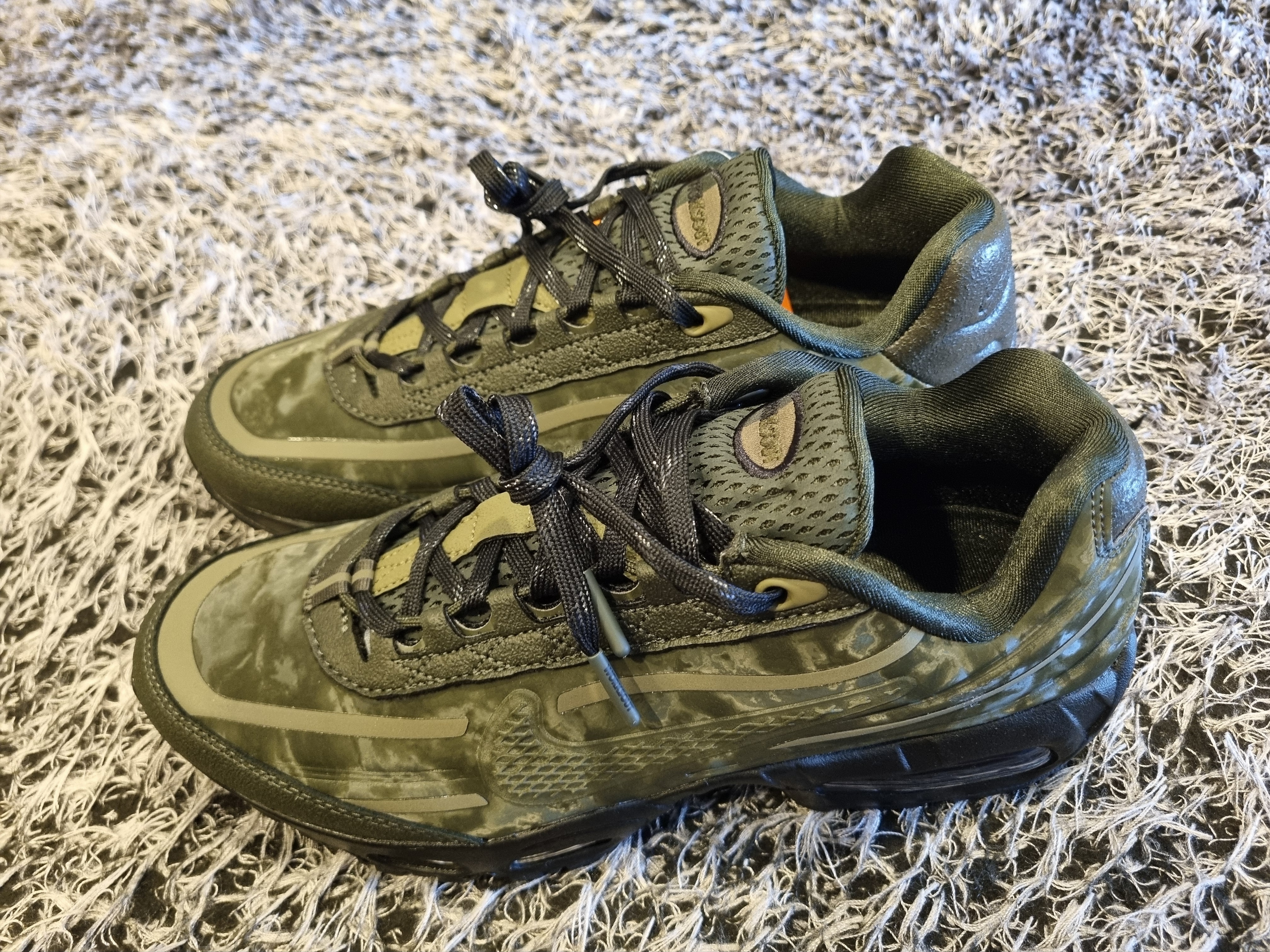 Nike x Worksout Air Max 95 Medium Olive and Sequoia 착용 스타일 - 1