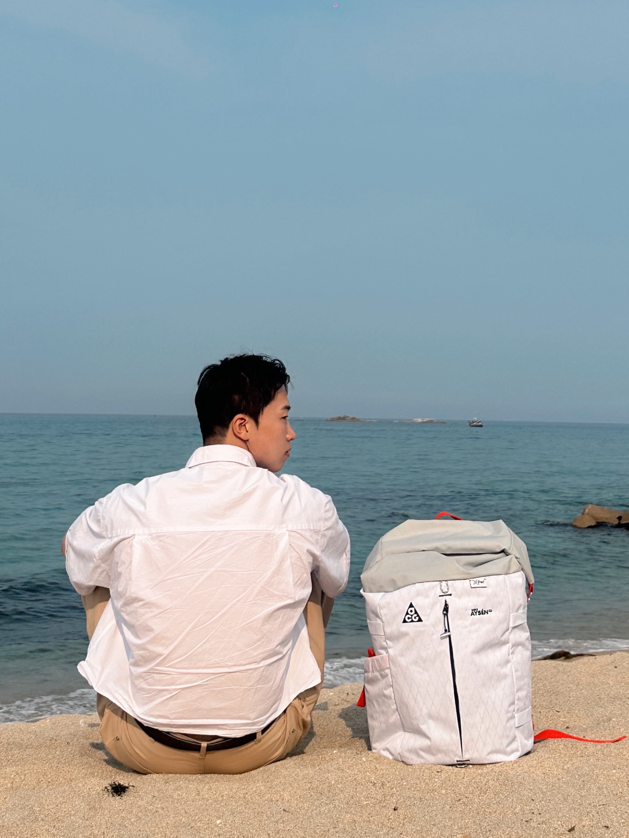 Nike ACG Aisen Daypack 32L White, Vans Era Leopard True White 착용 스타일 - 4