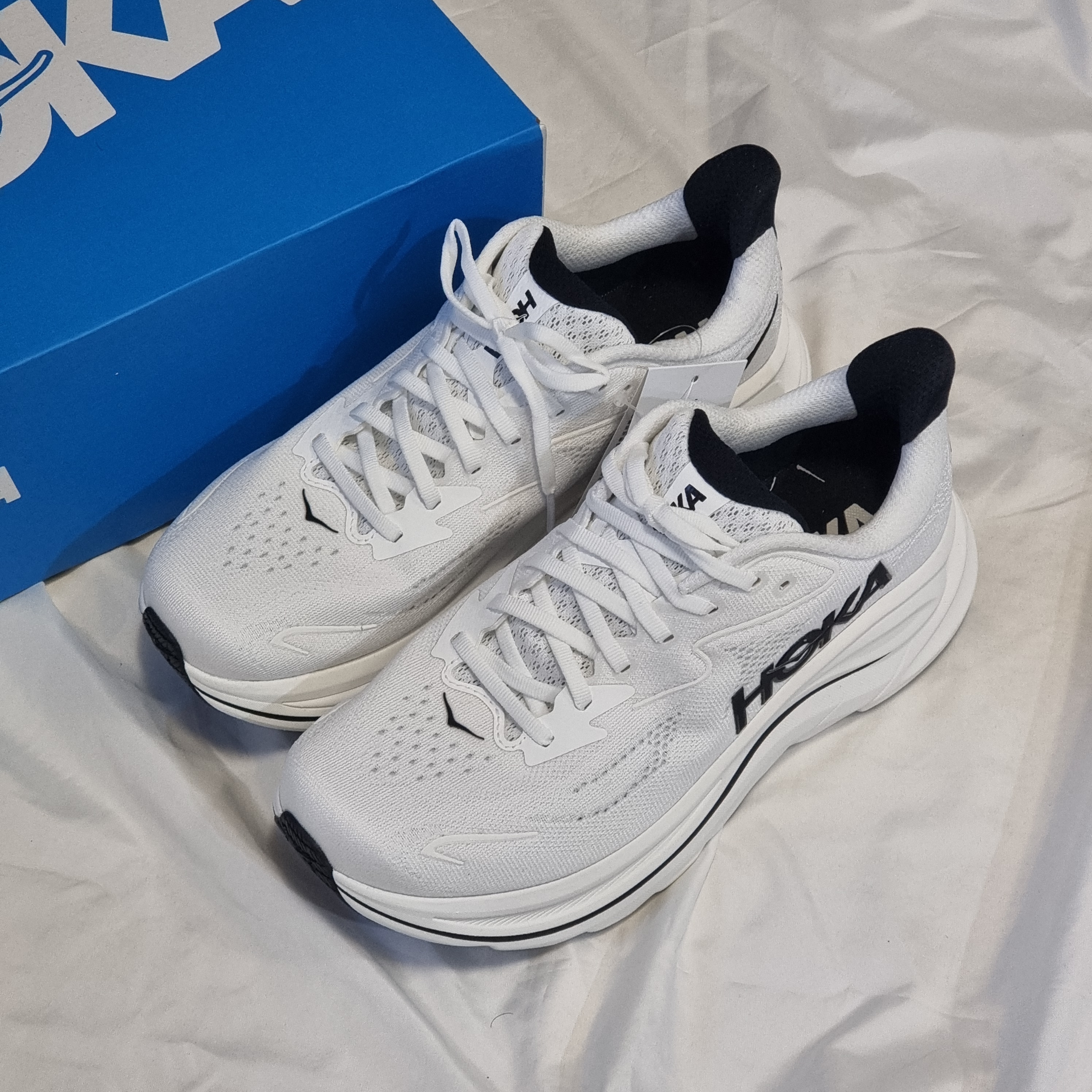 Hoka Clifton 10 White Black 착용 스타일
