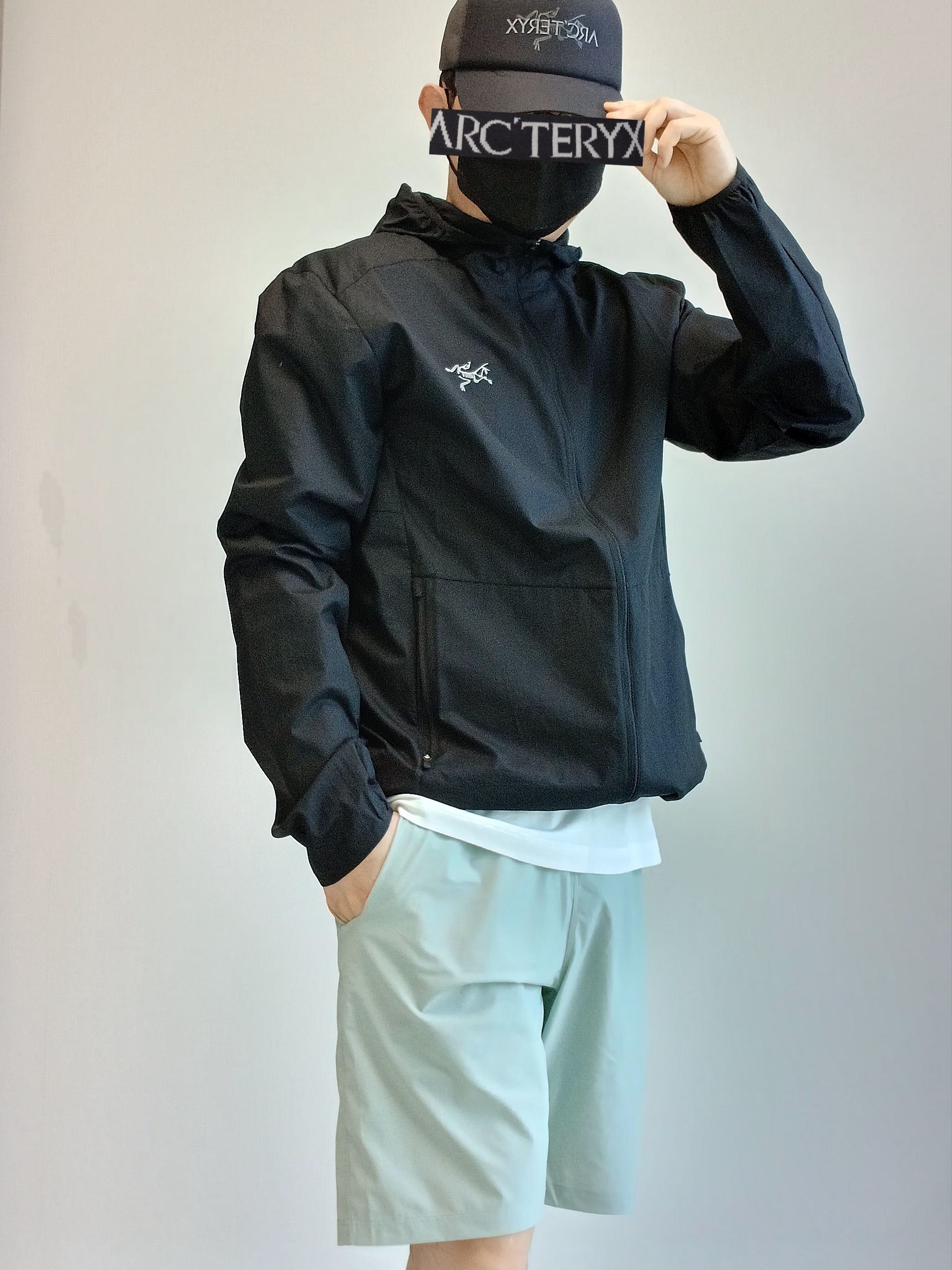 Arc'teryx Bird Word Trucker Hat Black Cloud, Arc'teryx Incendo Airshell Hoody Black 착용 스타일 - 1