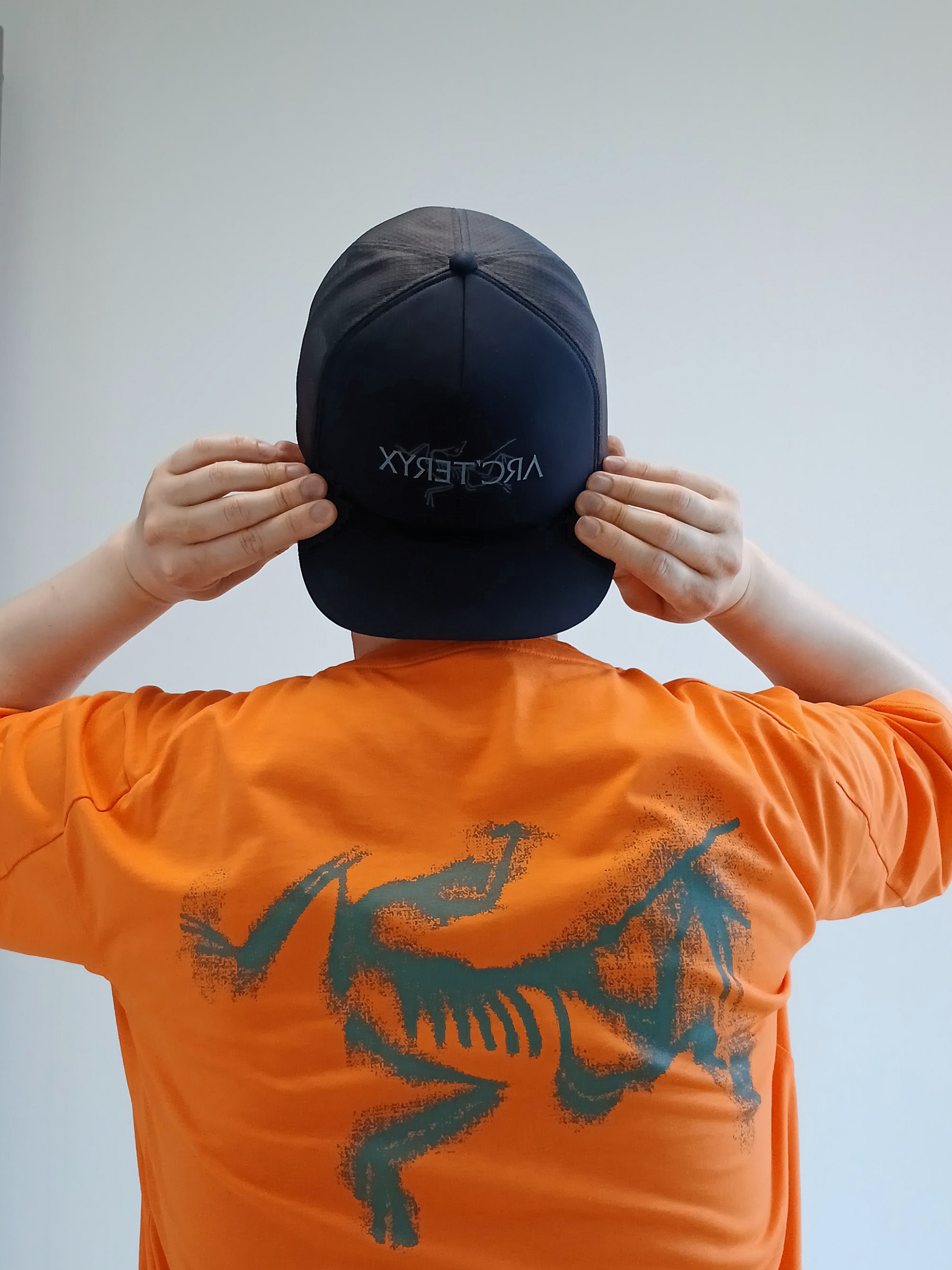 Arc'teryx Bird Word Trucker Hat Black Cloud, Arc'teryx Kragg SL Cotton Blurred Bird SS T-Shirt Verve Forage 착용 스타일 - 1