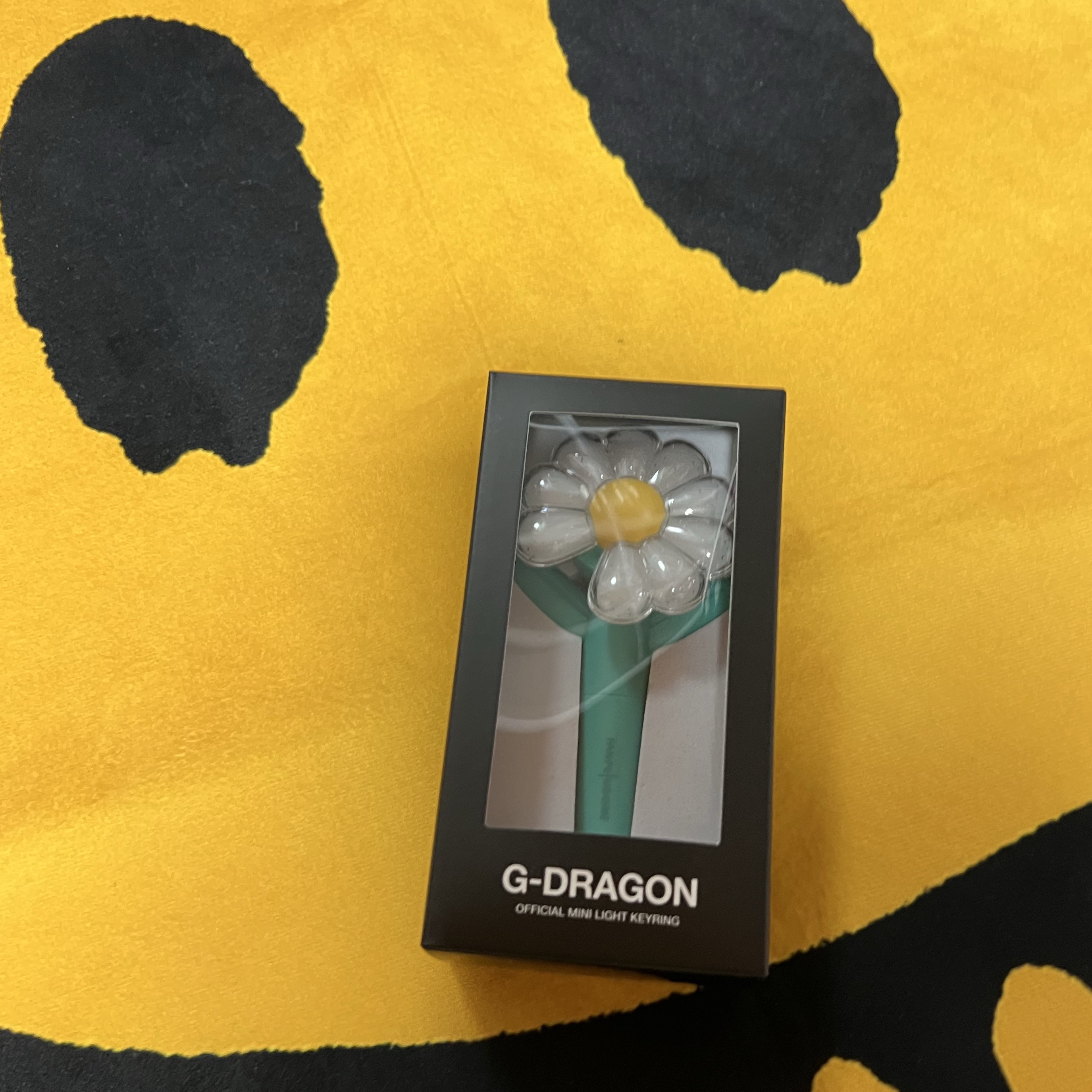 G-DRAGON Ubermensch Official Mini Light Keyring Mint 착용 스타일