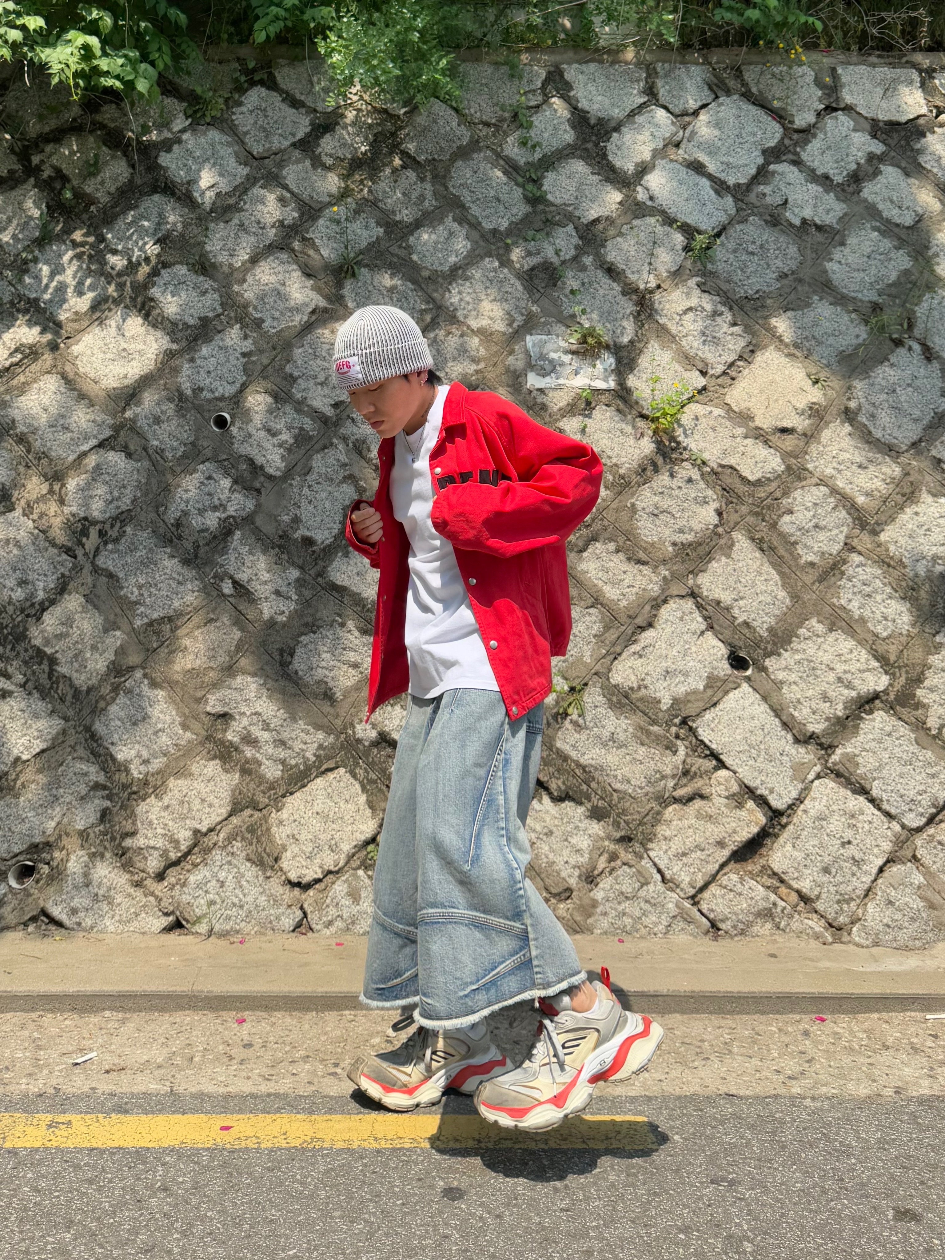 Balenciaga Cargo Sneakers Beige Grey Red 착용 스타일 - 6