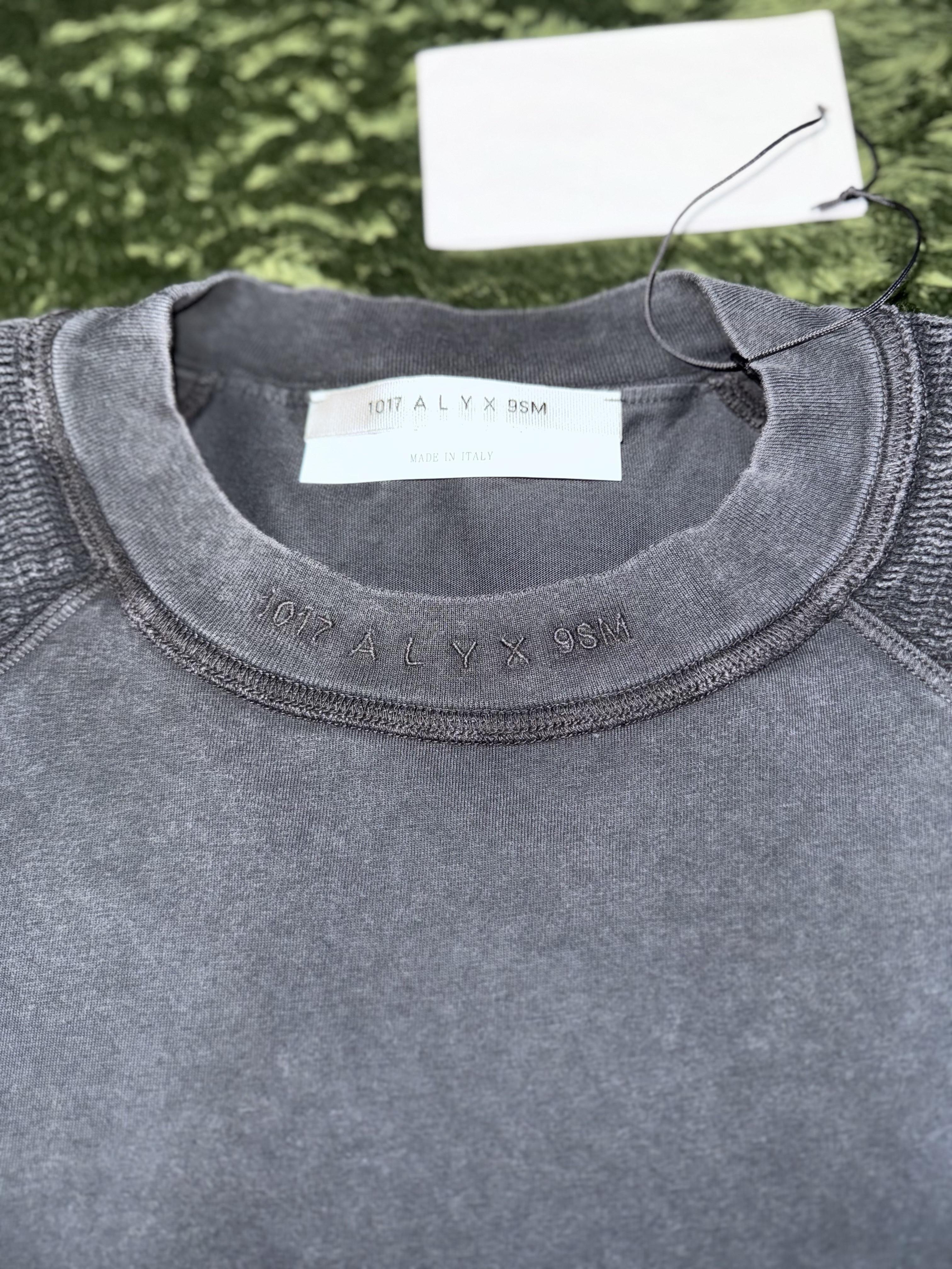 1017 Alyx 9SM Mesh Shoulder Long Sleeve T-Shirt Washed Black 착용 스타일 - 3