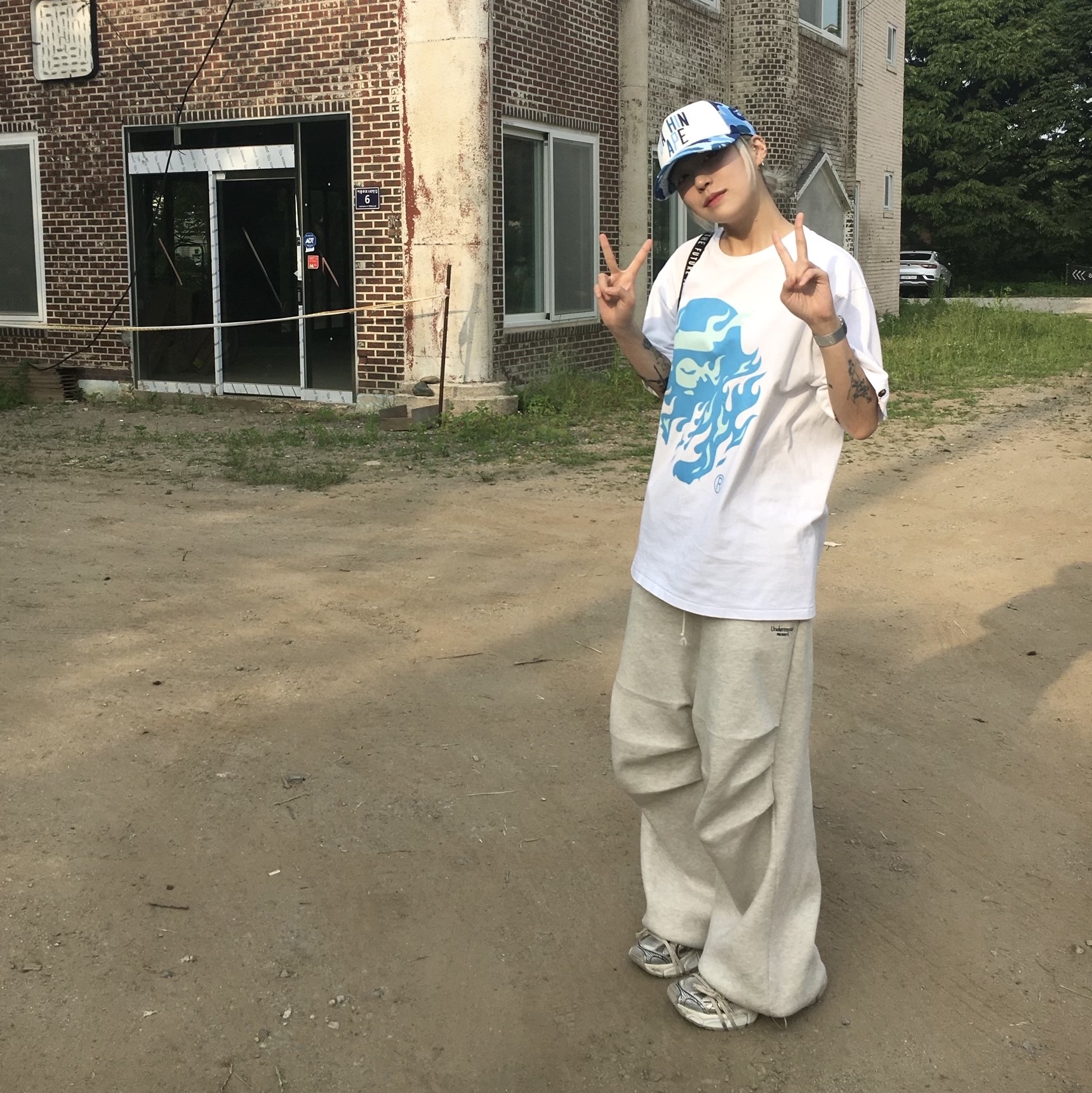 BAPE ABC Camo NYC Logo Mesh Cap Blue, BAPE Flame Ape Head T-Shirt White Blue 착용 스타일 - 4