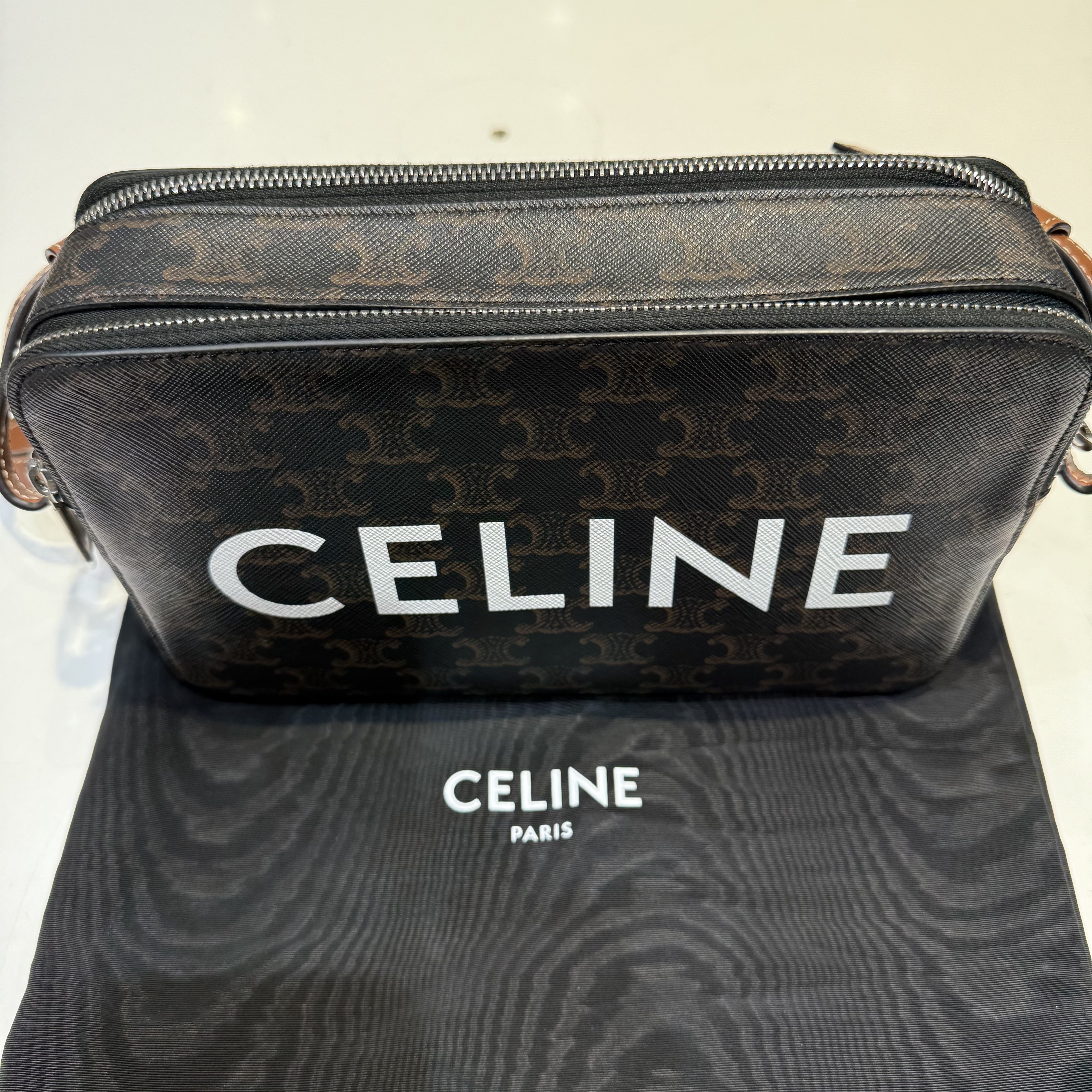 Celine Double Zip Messenger Bag in Triomphe Canvas with Celine Print Tan 착용 스타일 - 3