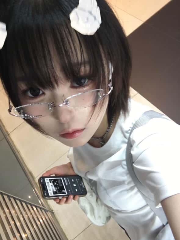[KREAM 단독] Miuki Lumiel_00 Wing Hair Clip White 2ea/set, [KREAM 단독] Miuki Kiel Back Wing T-shirt White (Slimfit) 착용 스타일 - 2