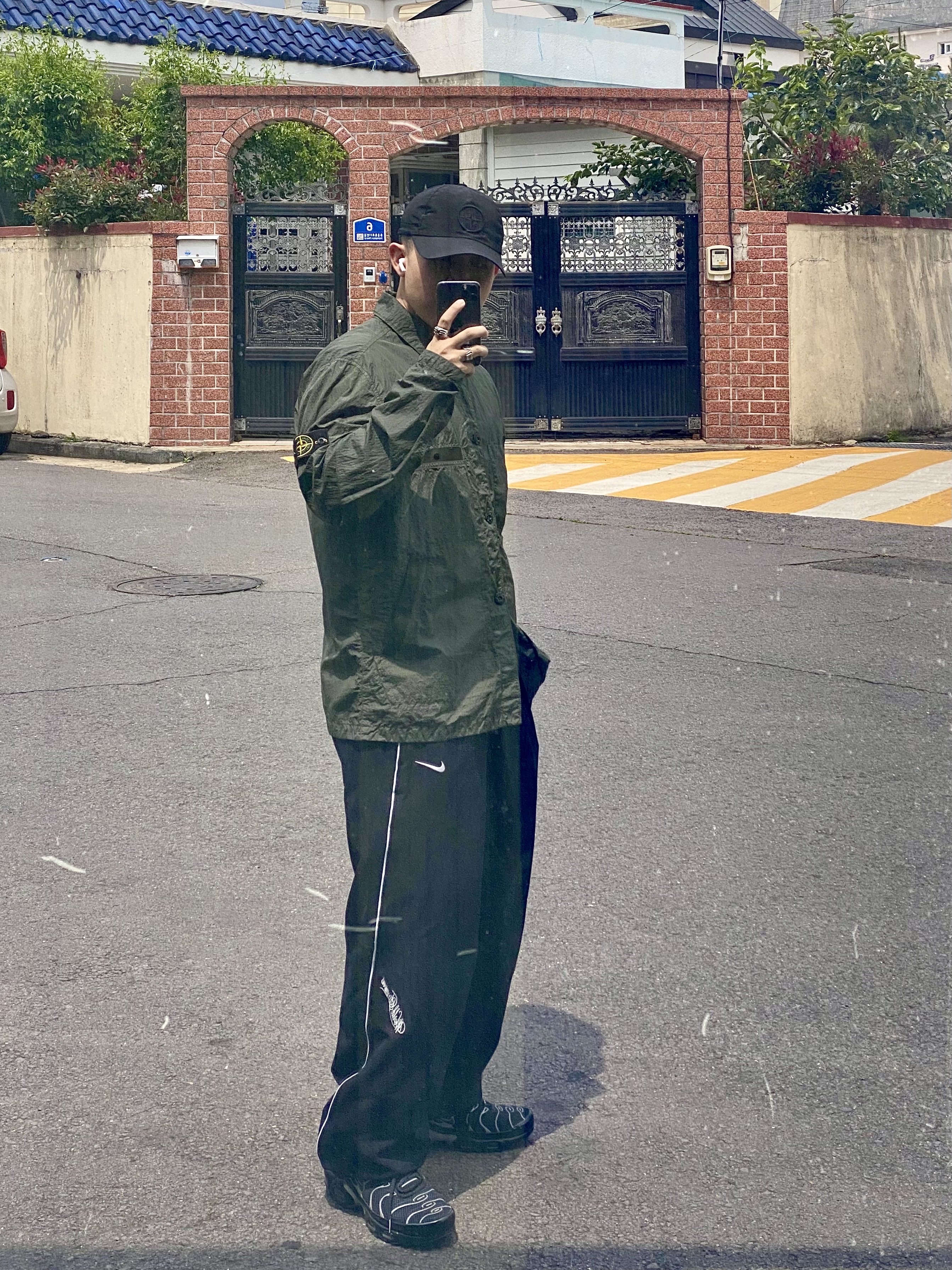 Stone Island 9100995 Nylon Metal in Econyl Baseball Cap Black - 25SS, Supreme x Nike Track Pant Black - 25SS 착용 스타일 - 2