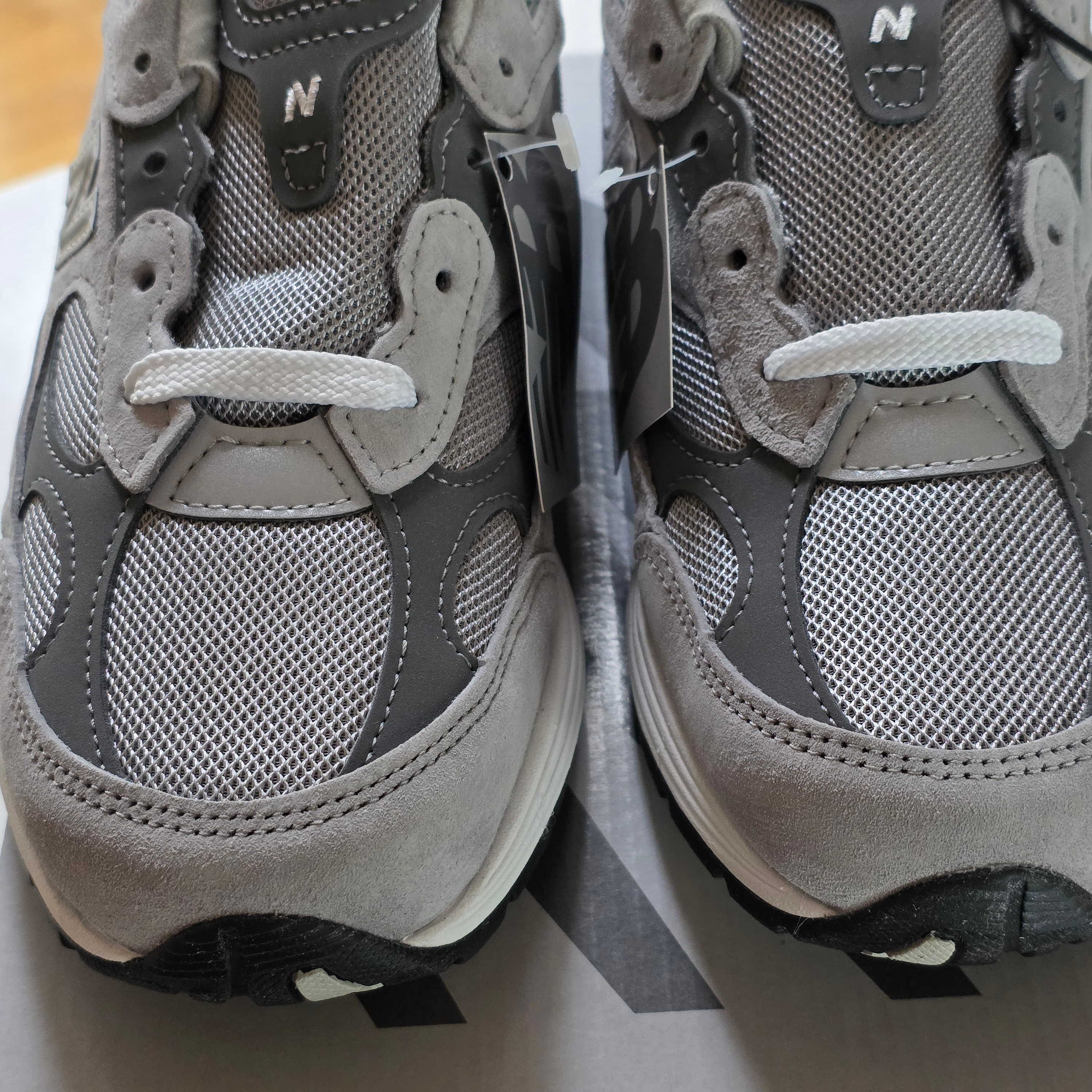 New Balance 992 Made in USA Core Grey Silver Metallic 착용 스타일 - 2