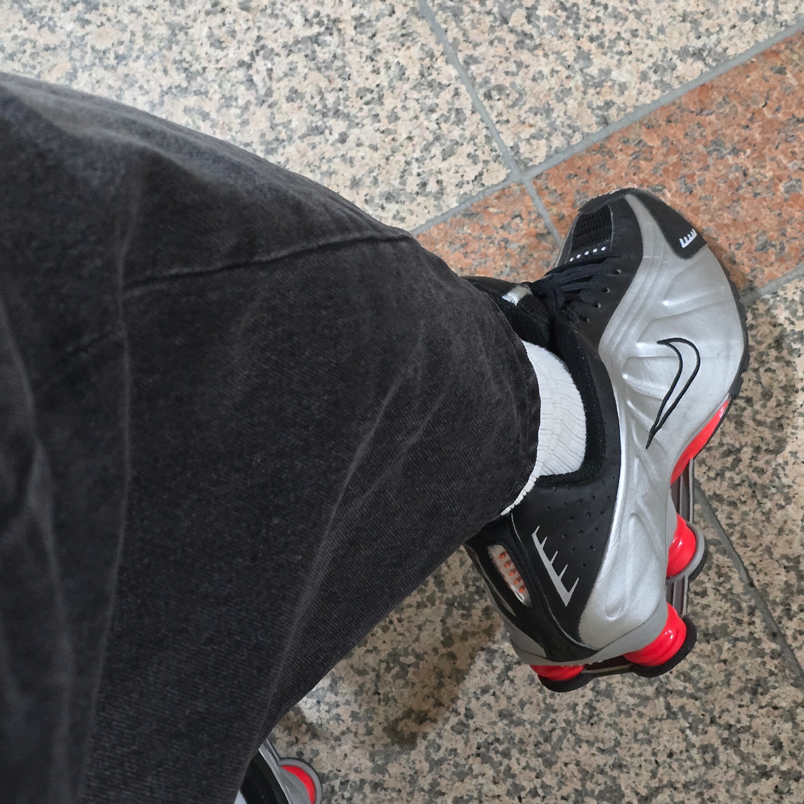 Nike Shox R4 Black and Metallic Silver 착용 스타일
