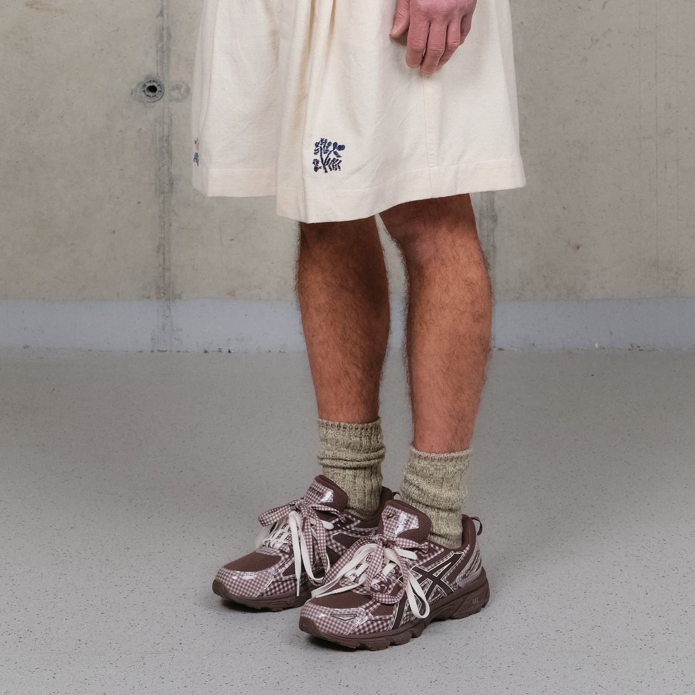 Asics x Story mfg. Gel-Venture 6 Reddish Brown 착용 스타일 - 3