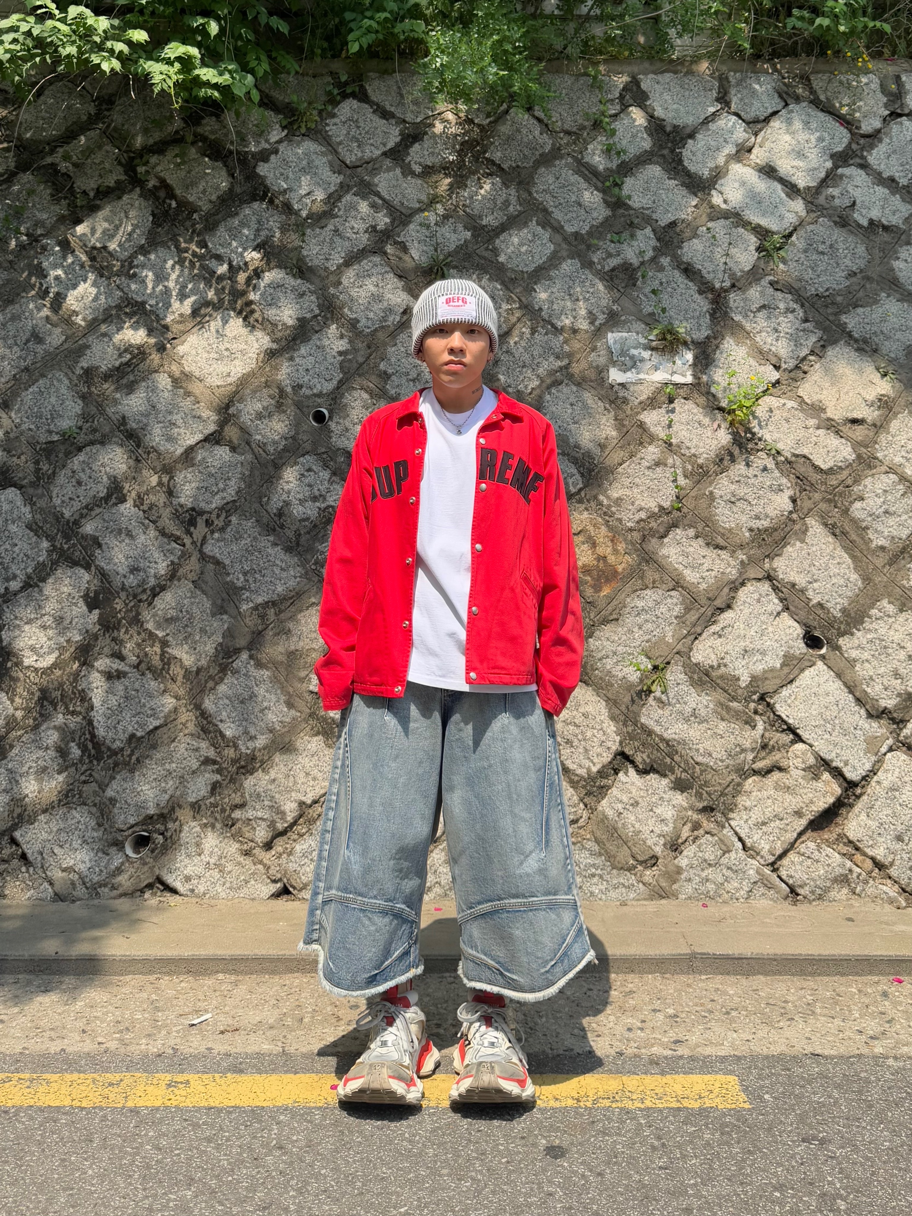 Balenciaga Cargo Sneakers Beige Grey Red 착용 스타일 - 3
