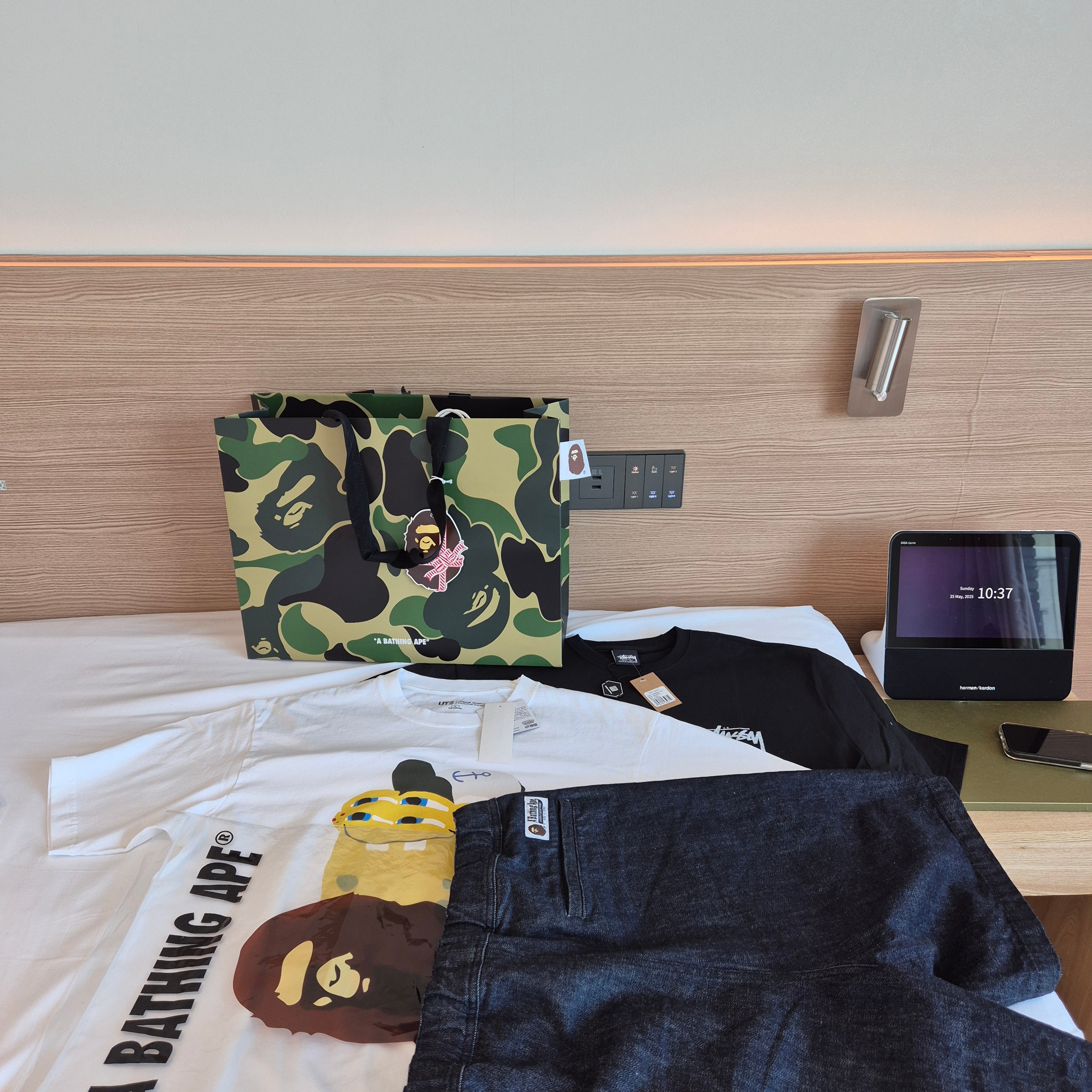 Uniqlo UT x CPFM x SpongeBob Graphic T-Shirt C White - KR, Stussy Pigment Dyed Dice T-Shirt Black 착용 스타일