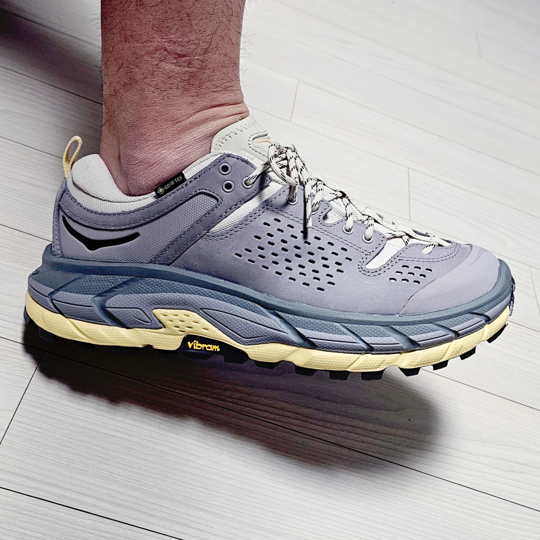 Hoka Tor Ultra Low Oat Milk Opal 착용 스타일