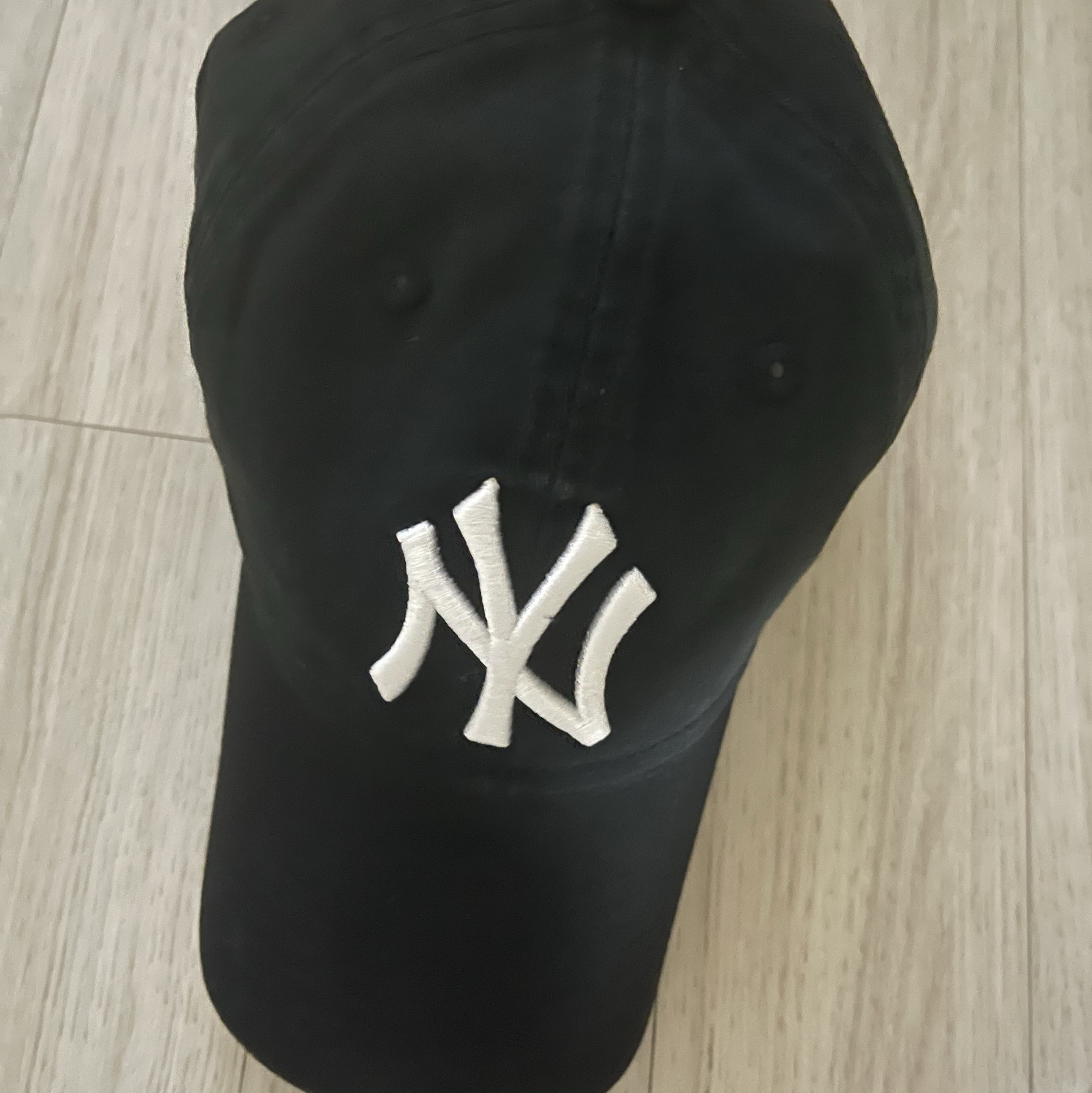 New Era x MoMA New York Yankees Cap Black 착용 스타일 - 1