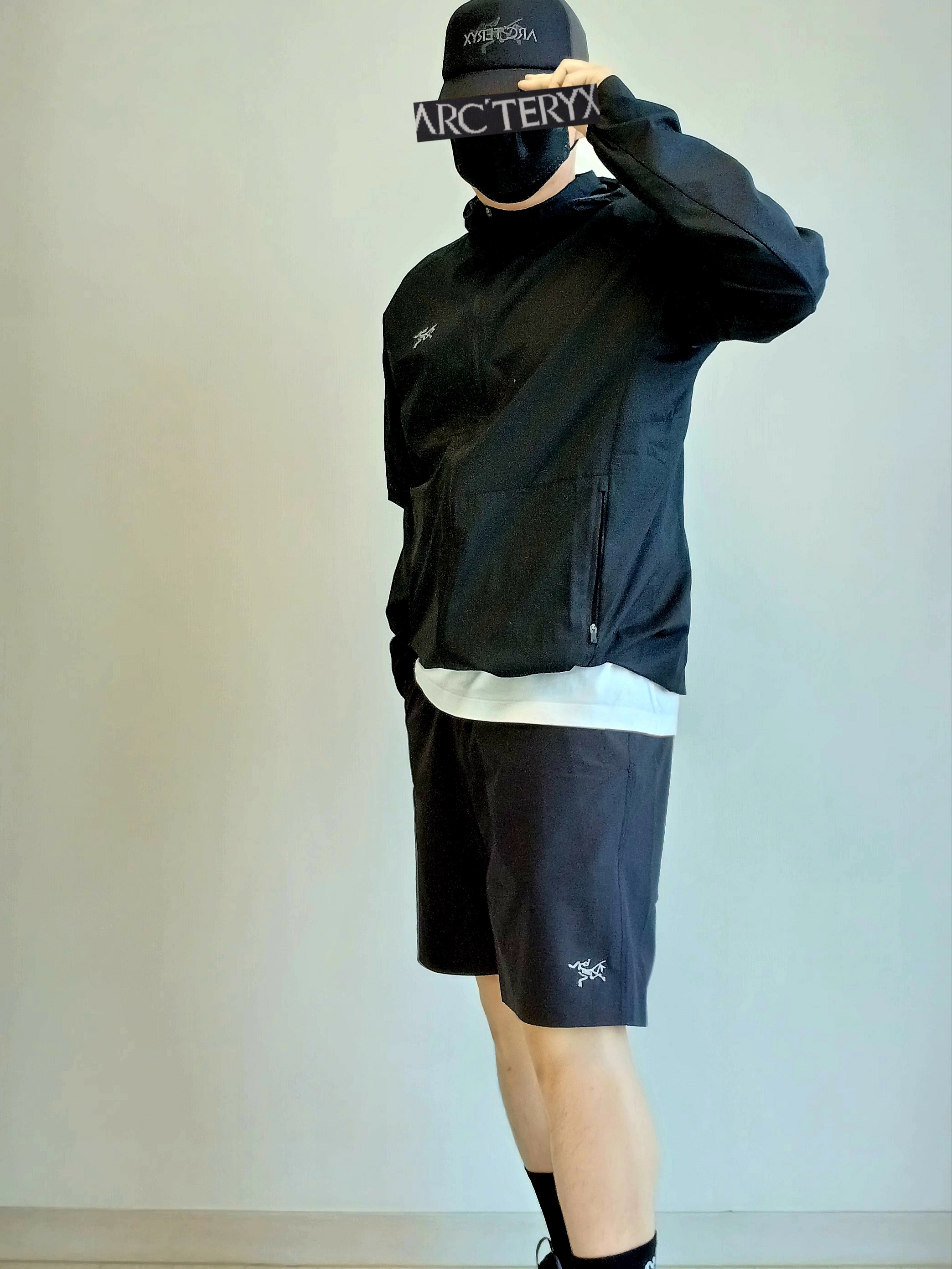 Arc'teryx Bird Word Trucker Hat Black Cloud, Arc'teryx Incendo Airshell Hoody Black 착용 스타일 - 2
