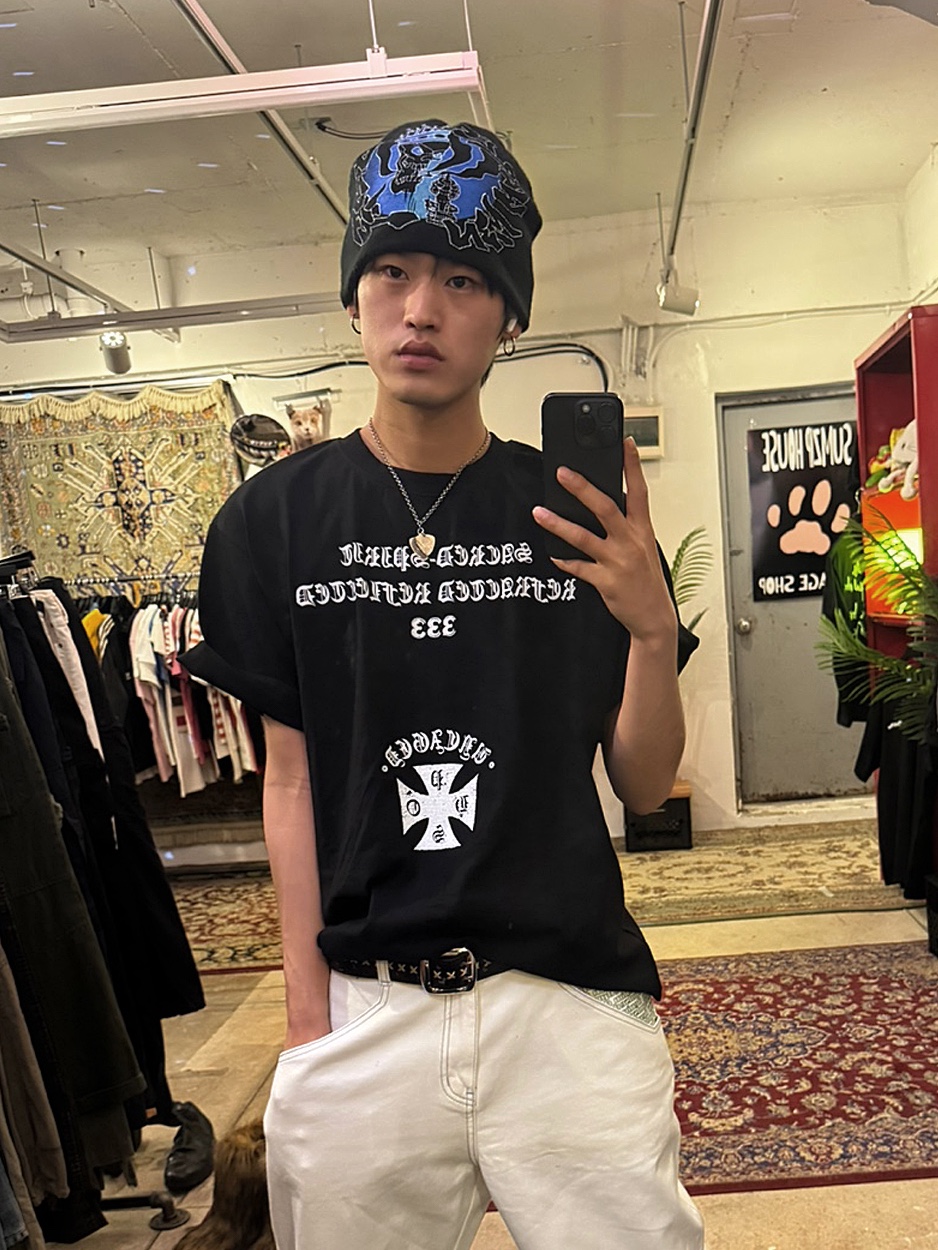 PHOS333 Uncaged Slogan T-Shirt Black, PHOS333 Uncaged Slogan T-Shirt White 착용 스타일 - 1