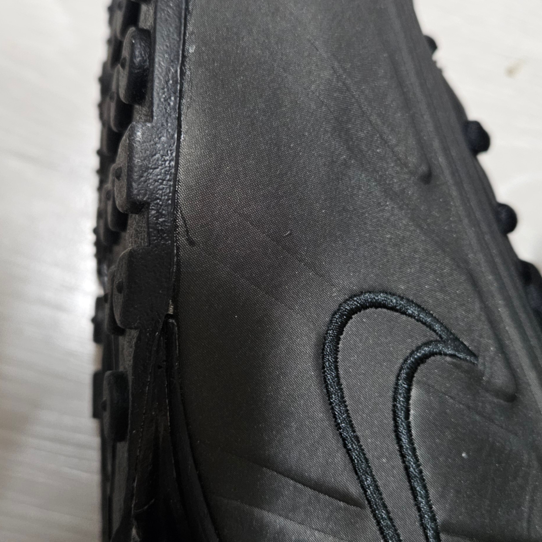 Nike Shox R4 Black Bright Crimson 착용 스타일 - 2