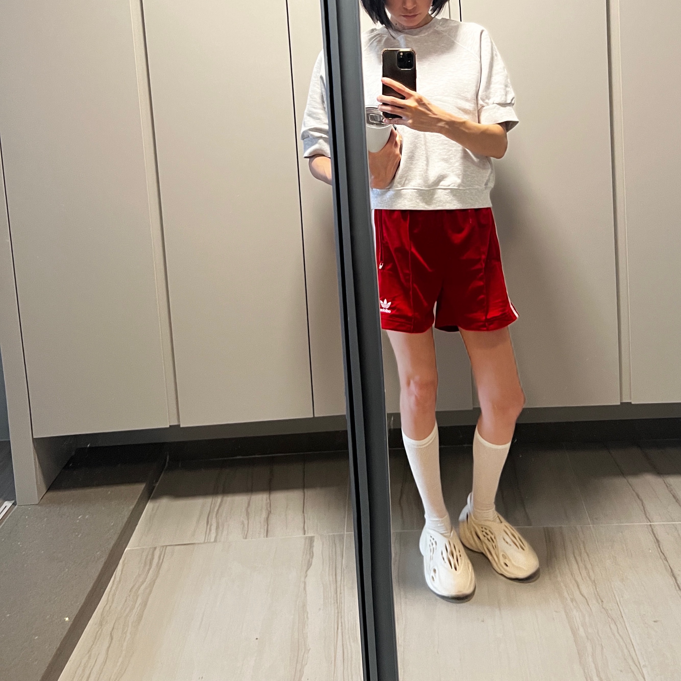 Adidas Yeezy Foam RNNR Sand 착용 스타일